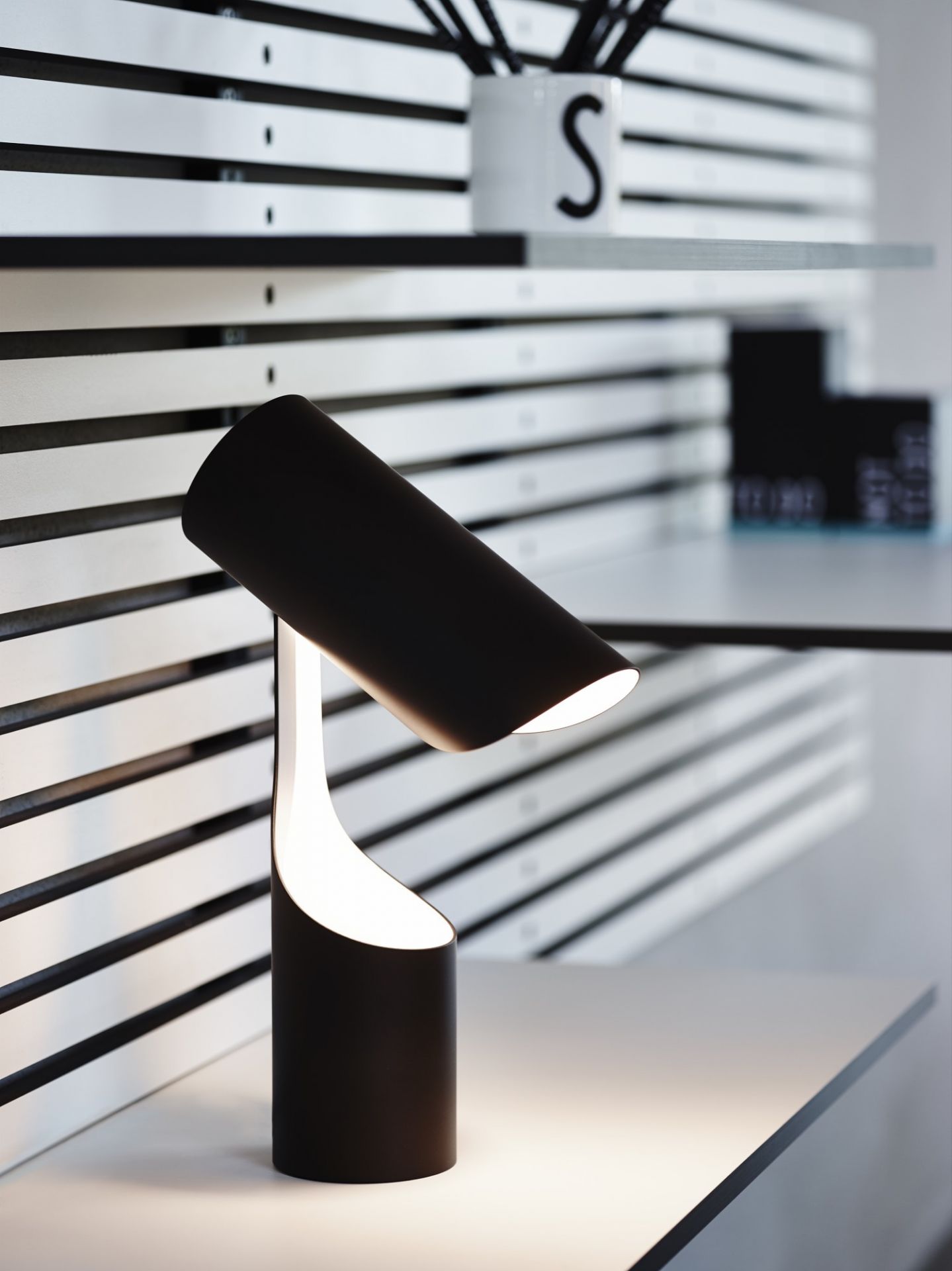 Schwarze Mutatio Tischleuchte von Le Klint, modernes Design für Schreibtisch und Nachttisch.