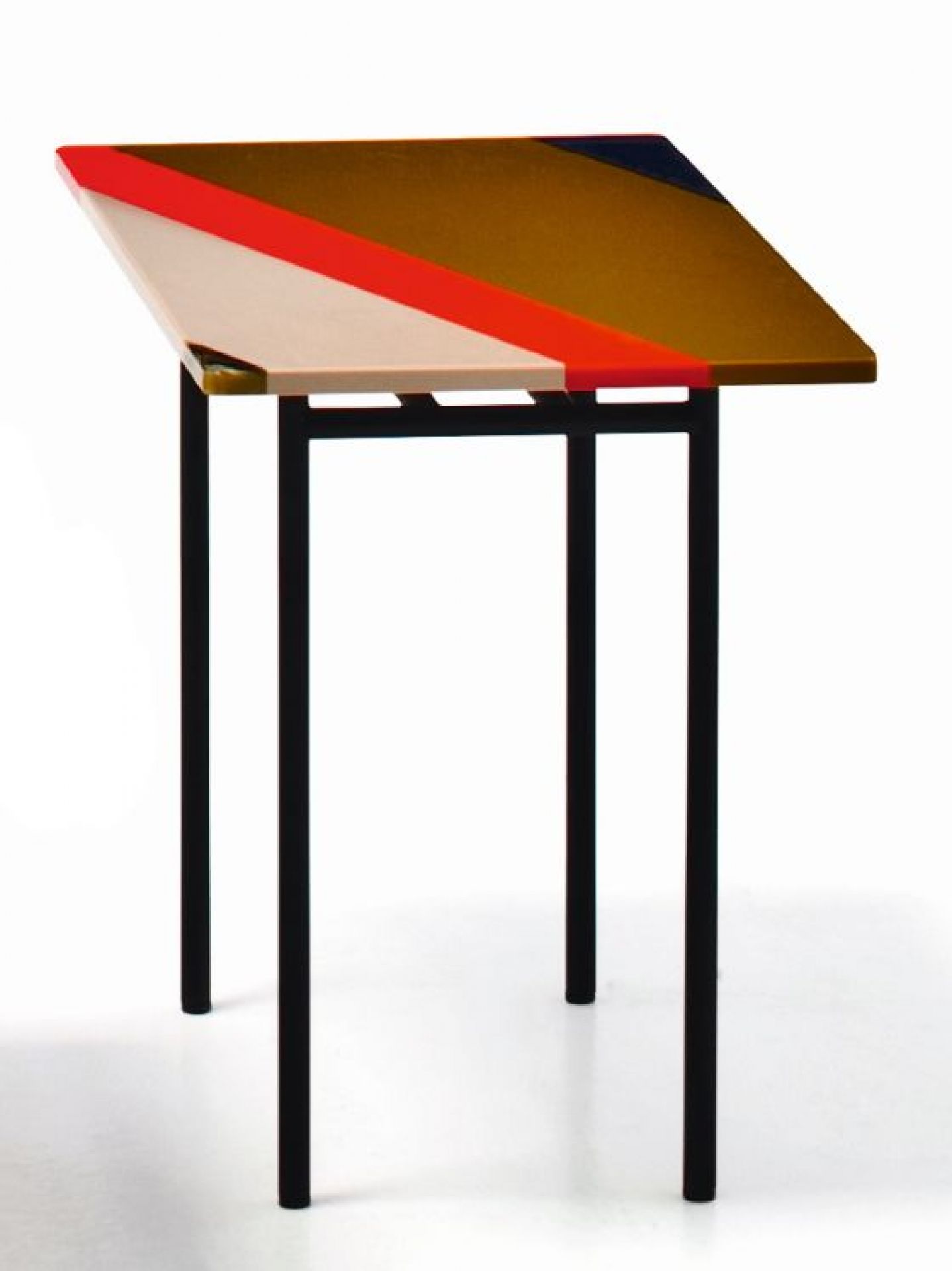 Fishbone Tisch von Moroso mit farbigem Muster und schwarzem Gestell. Beistelltisch für Wohnzimmer.