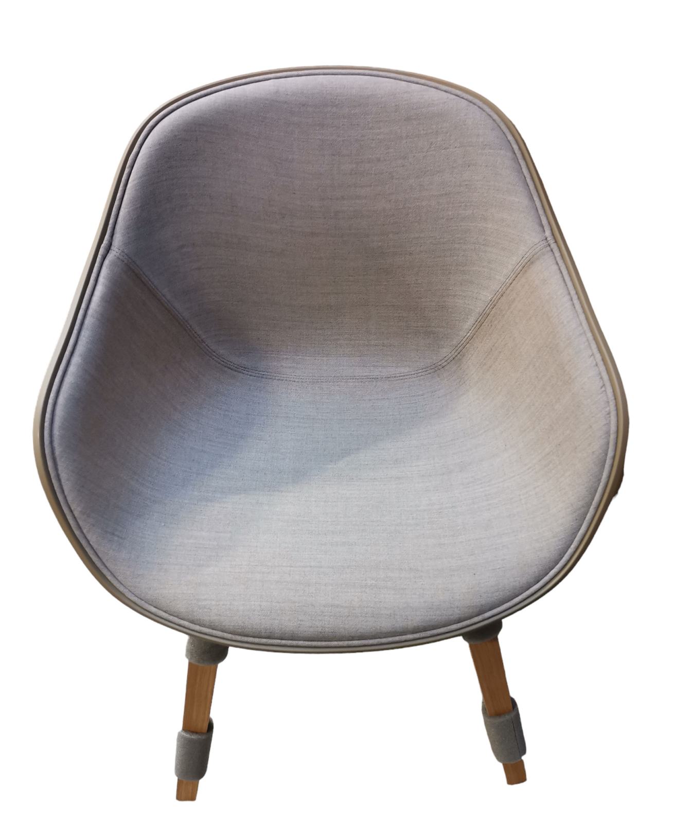 About A Chair AAC222 Stuhl mit grauem Clay 2.0 Bezug und Eichenholzbeinen.