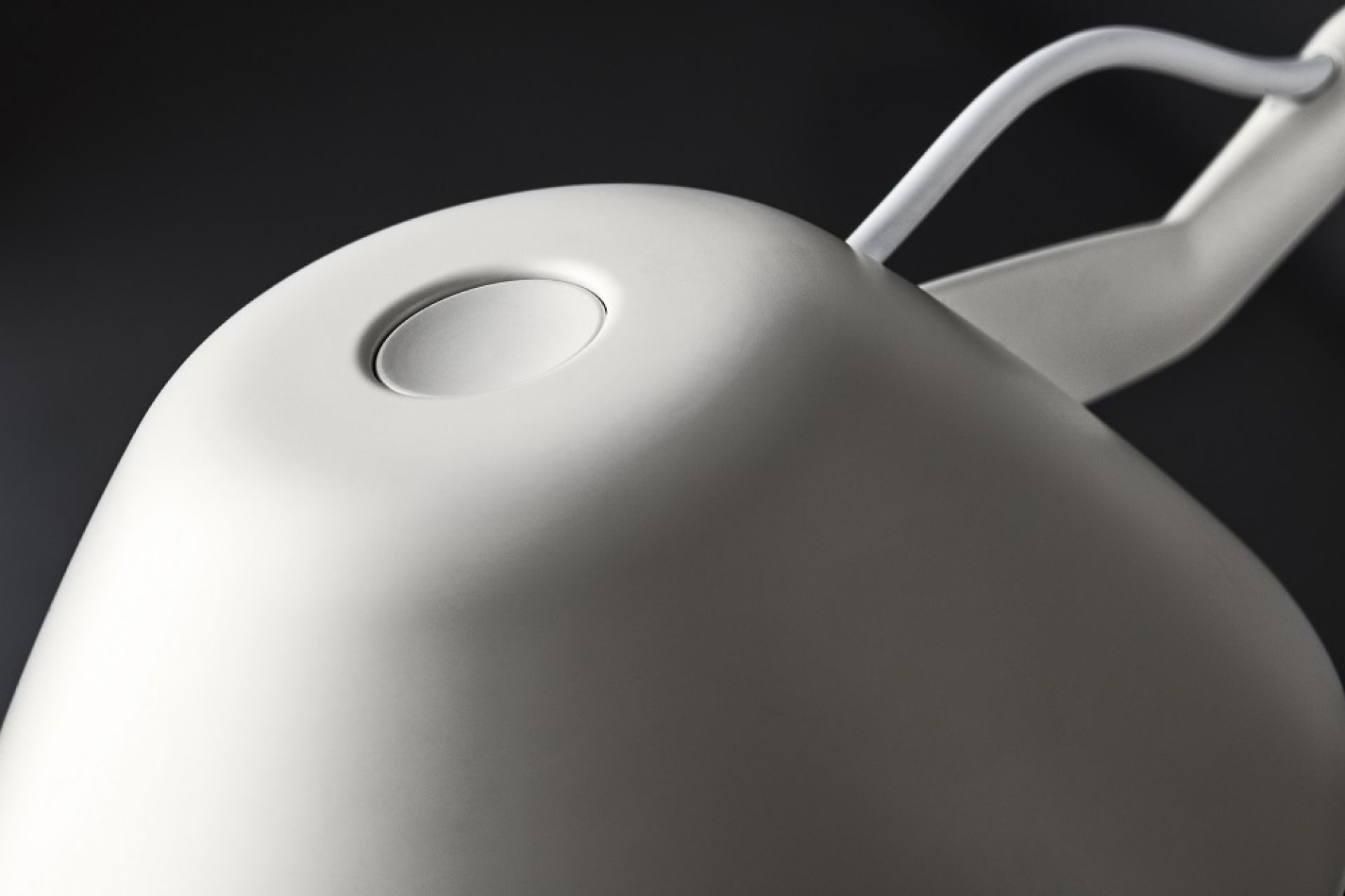 Detailaufnahme der weißen AQ01 Tischleuchte von Fritz Hansen, modernes Design für Nachttisch oder Schreibtisch.