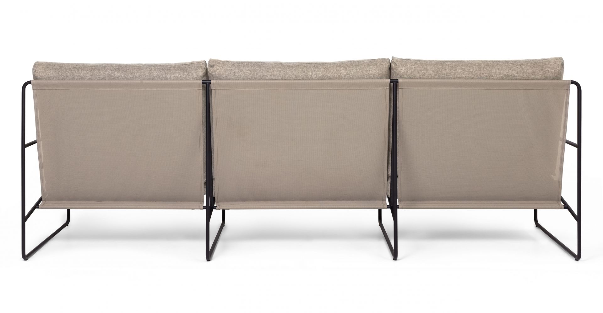 Rückansicht des Desert 3-Sitzer Outdoor Sofas von Ferm Living in Cashmere mit schwarzem Gestell.