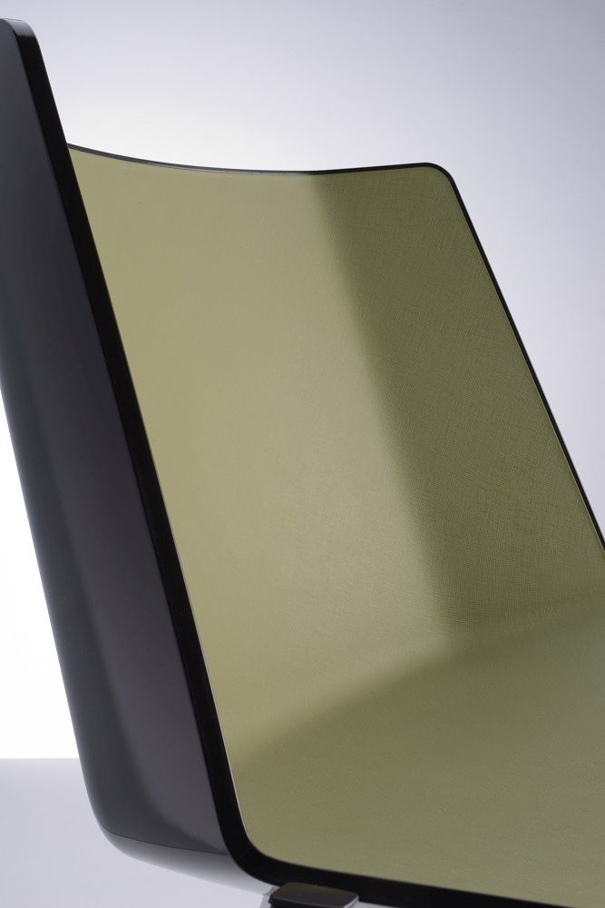 Detailaufnahme AÏKU Stuhl mit Kufengestell in Schwarz und olivgrüner Sitzfläche. Design Stuhl für Esszimmer.