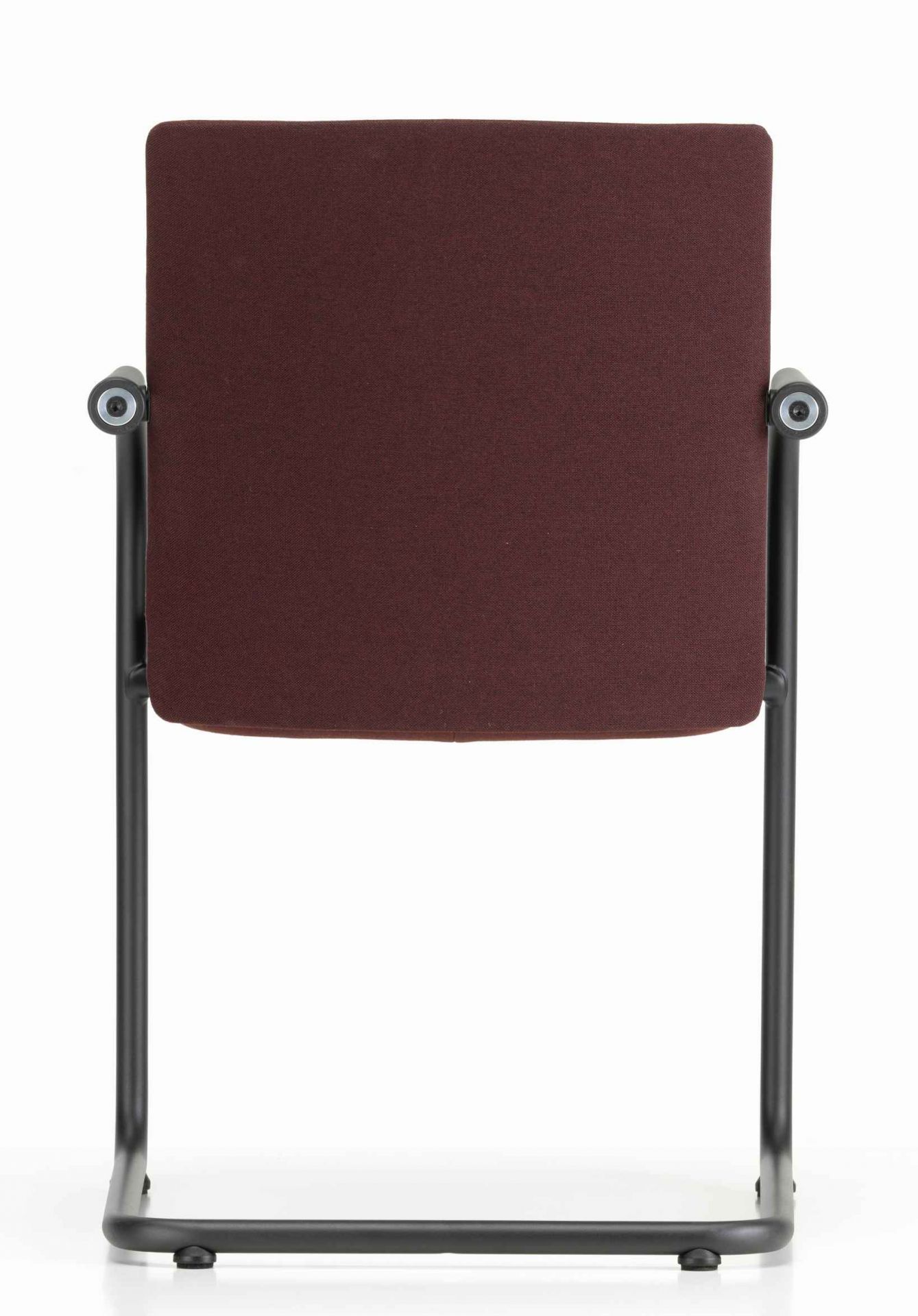 Rückansicht des ID Visitor Trim Stuhls von Vitra mit bordeauxrotem Stoffbezug und schwarzem Gestell.
