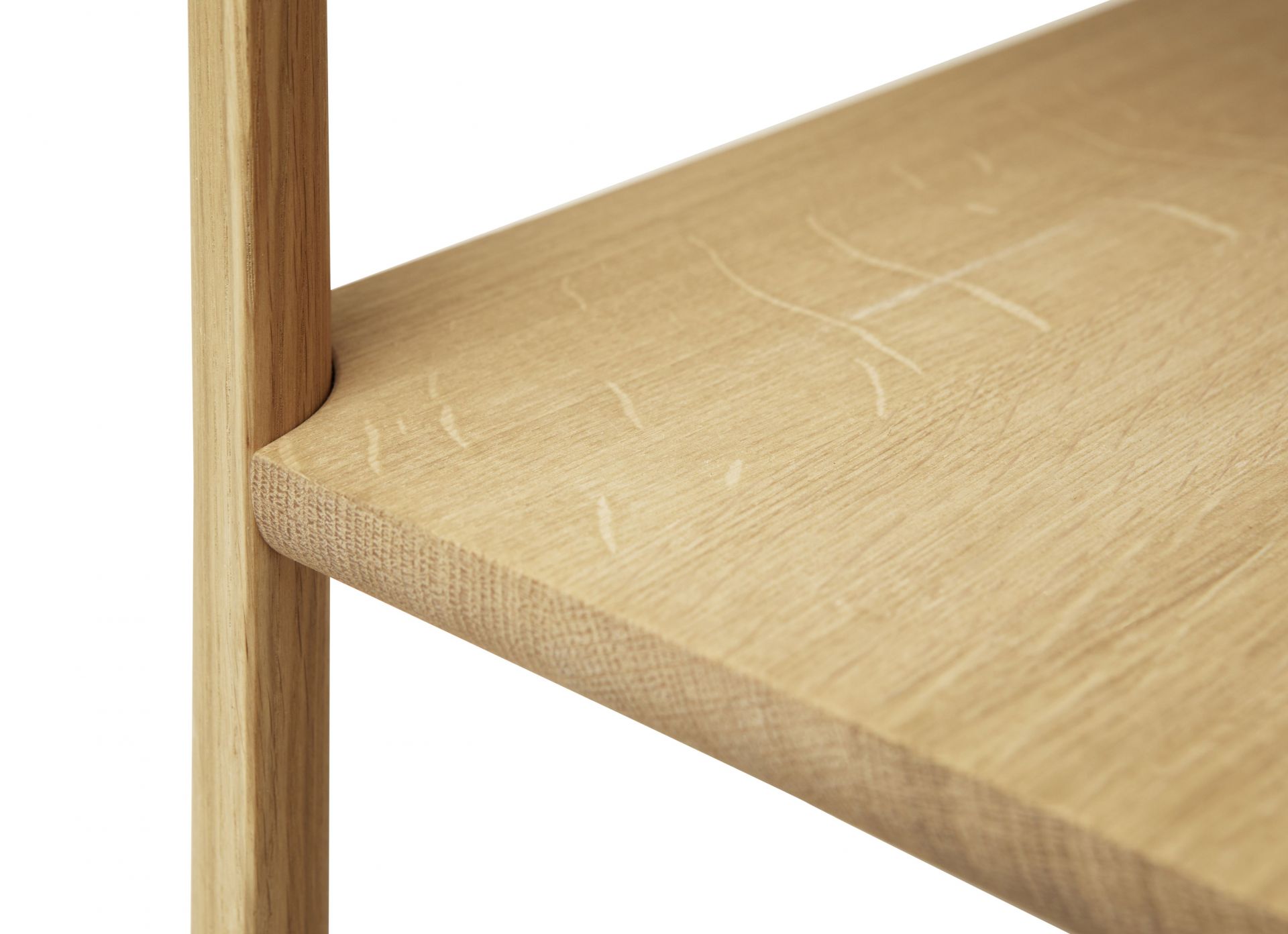 Detailaufnahme: Leaf Regal, 2x2, Eiche weiß geölt. Fokus auf Holzstruktur und Verarbeitung.