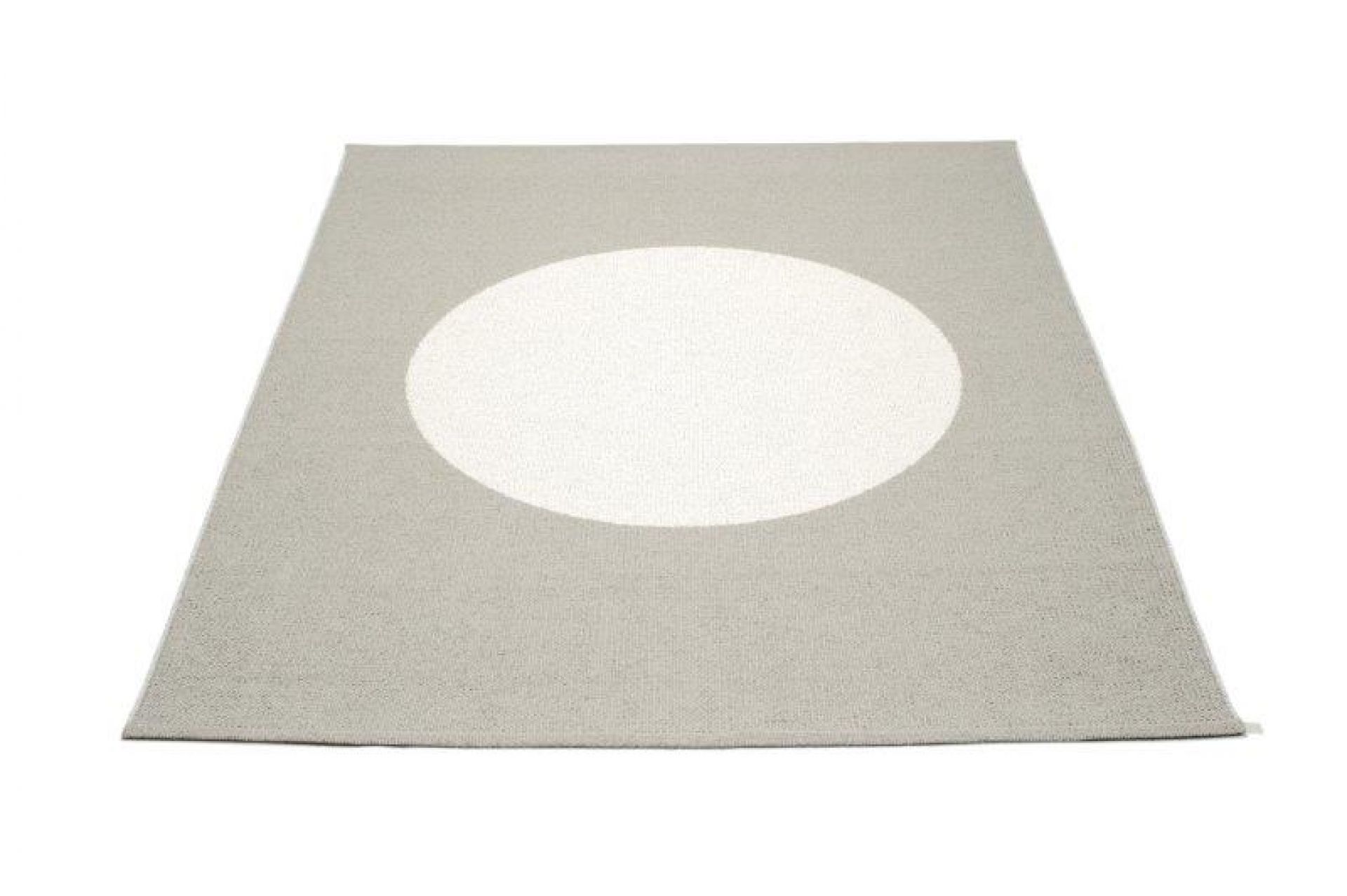 Vera One Pappelina Teppich 180x230 cm, hellgrauer Kunststoffteppich mit großem weißen Kreis in der Mitte.