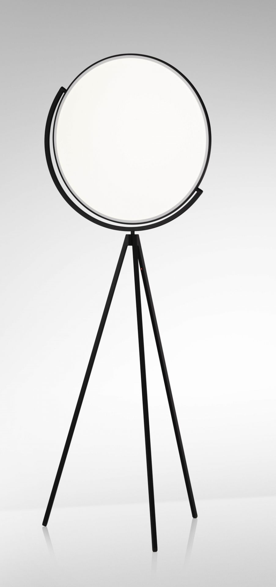 Superloon Stehleuchte von Flos: Moderne Stehlampe mit rundem Lampenschirm und schwarzem Stativfuß.