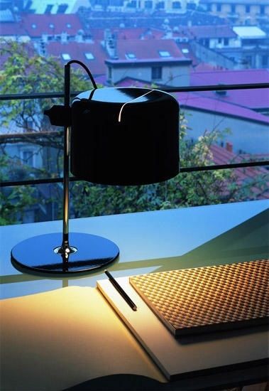 Coupé Tischleuchte von Oluce, weiße Designlampe mit rundem Fuß und zylindrischem Lampenschirm.