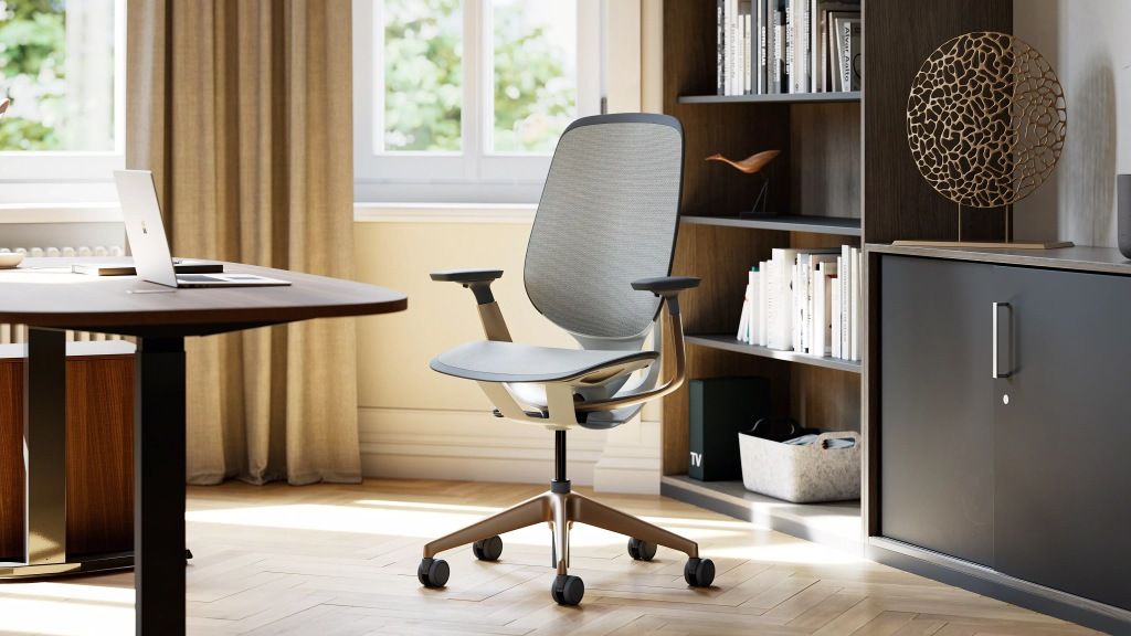 Karman Bürodrehstuhl von Steelcase, ergonomischer Bürostuhl mit Netzrückenlehne und Armlehnen im modernen Büro.