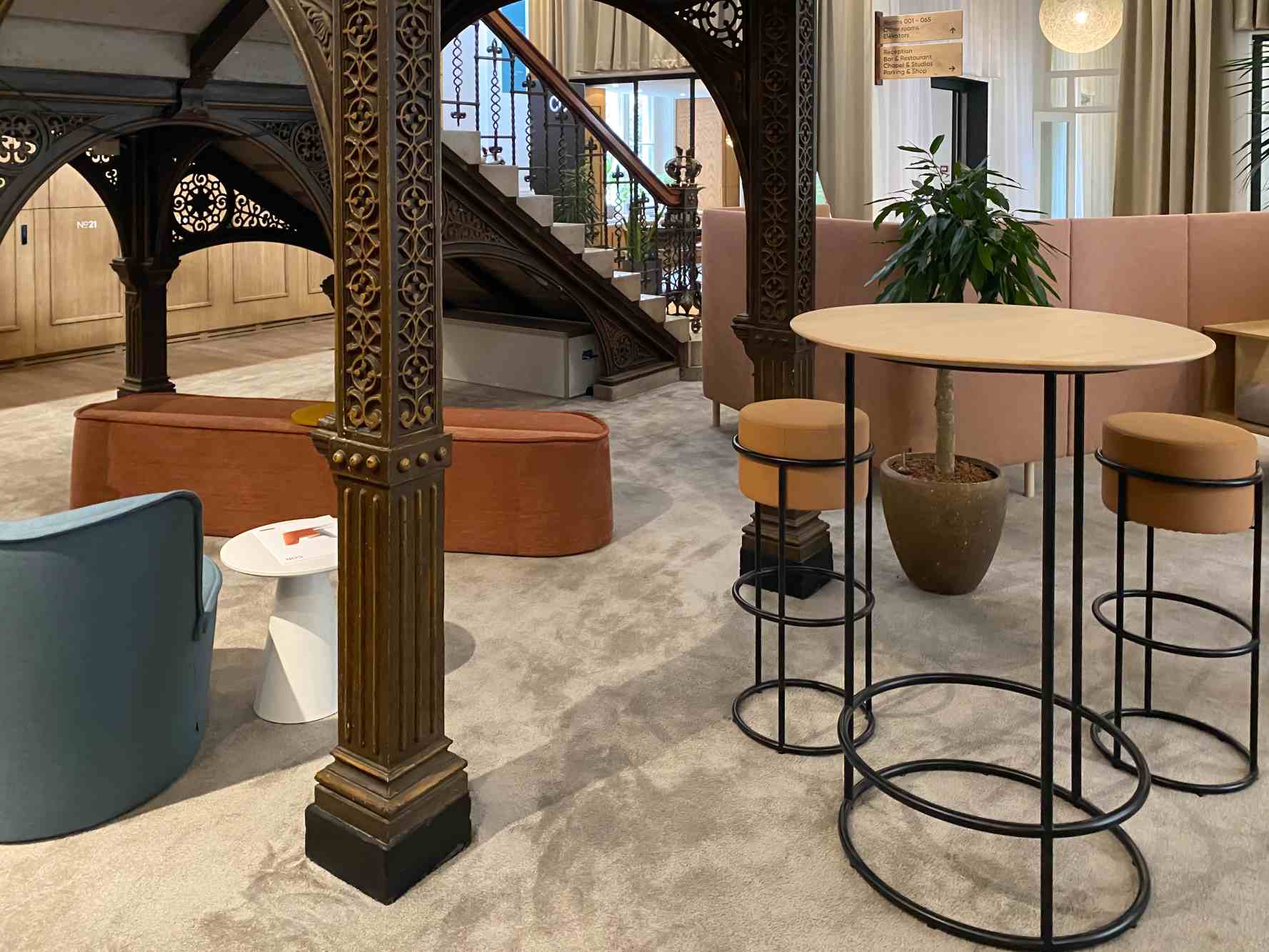 Drop Stehtisch von Cor mit Barhockern in modernem Büro-Lounge-Bereich. Stehtische und Hocker kaufen.