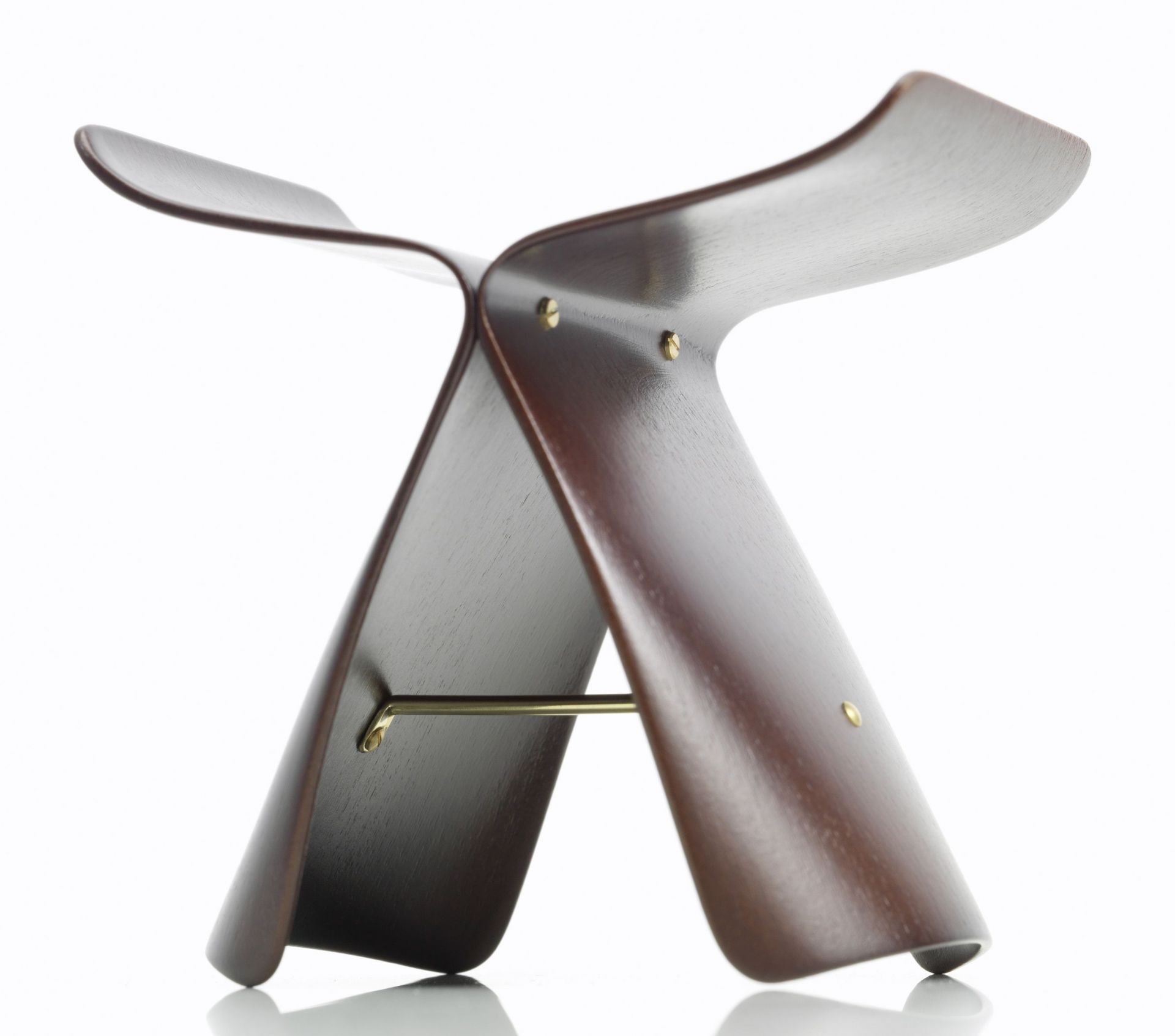 Braun gebeizter Butterfly Stool Hocker von Vitra, Designklassiker aus Holz mit Messingdetails.