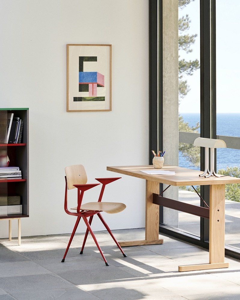 Passerelle Desk von Hay: Schreibtisch aus Eiche mit burgunderfarbenen Akzenten in modernem Arbeitszimmer.
