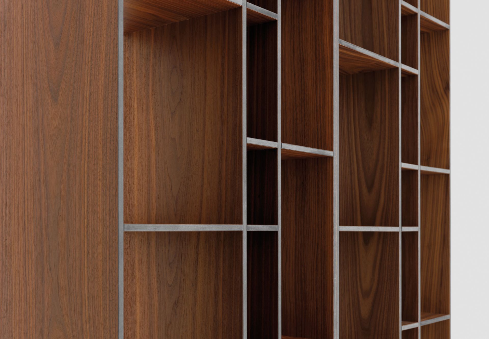 Detailaufnahme: Code 2 Holzregal mit MDF und amerikanischem Nussbaumfurnier, modernes Bücherregal.