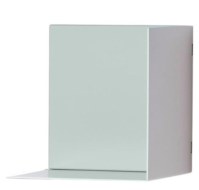 Helles Dado Regalelement von Schönbuch, ein minimalistisches Wandregal für moderne Wohnräume.