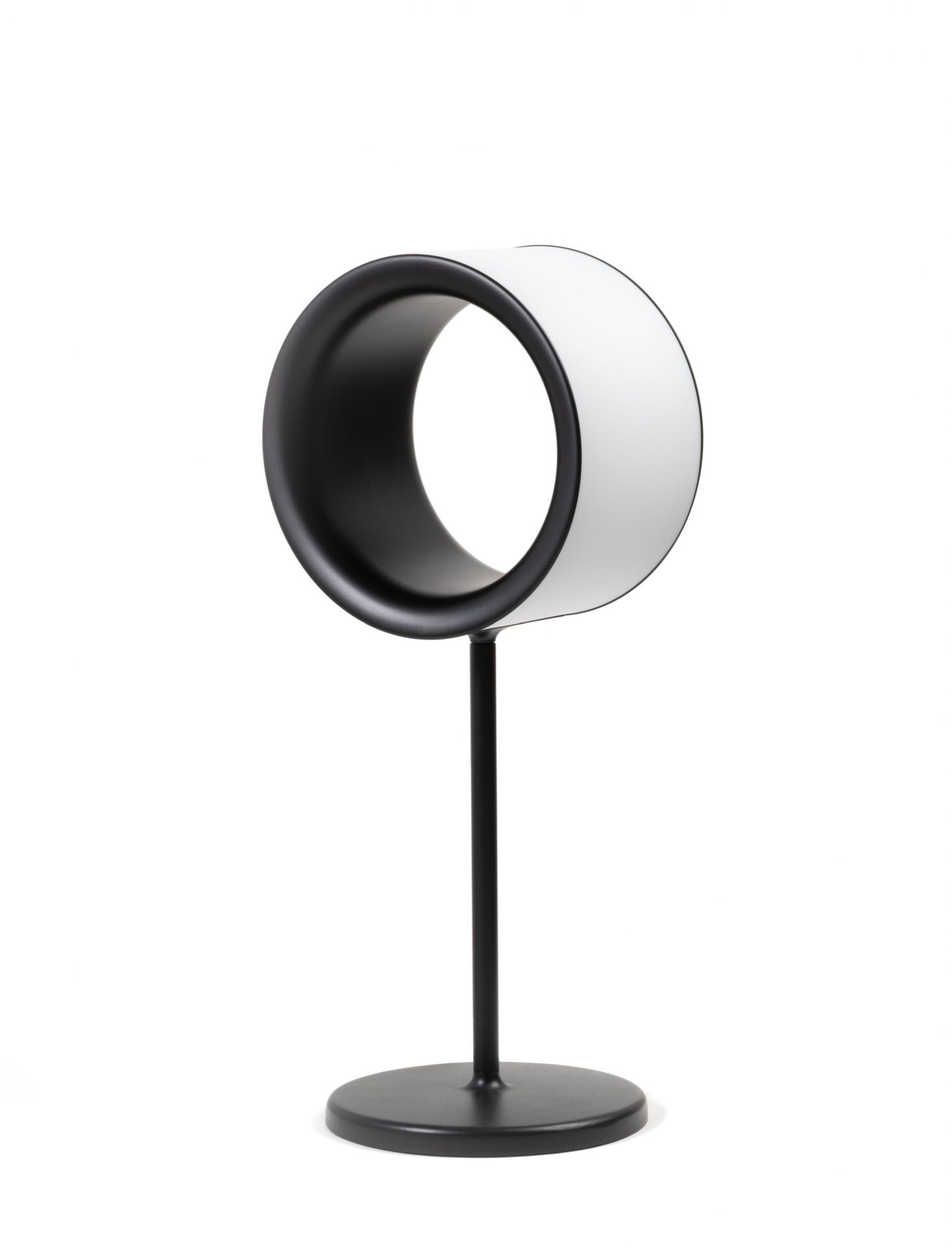 Lost Tischleuchte von Magis, moderne Lampe mit schwarzem Fuß und ringförmigem Lampenschirm.