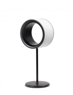 Lost Tischleuchte von Magis, moderne Lampe mit schwarzem Fuß und ringförmigem Lampenschirm.