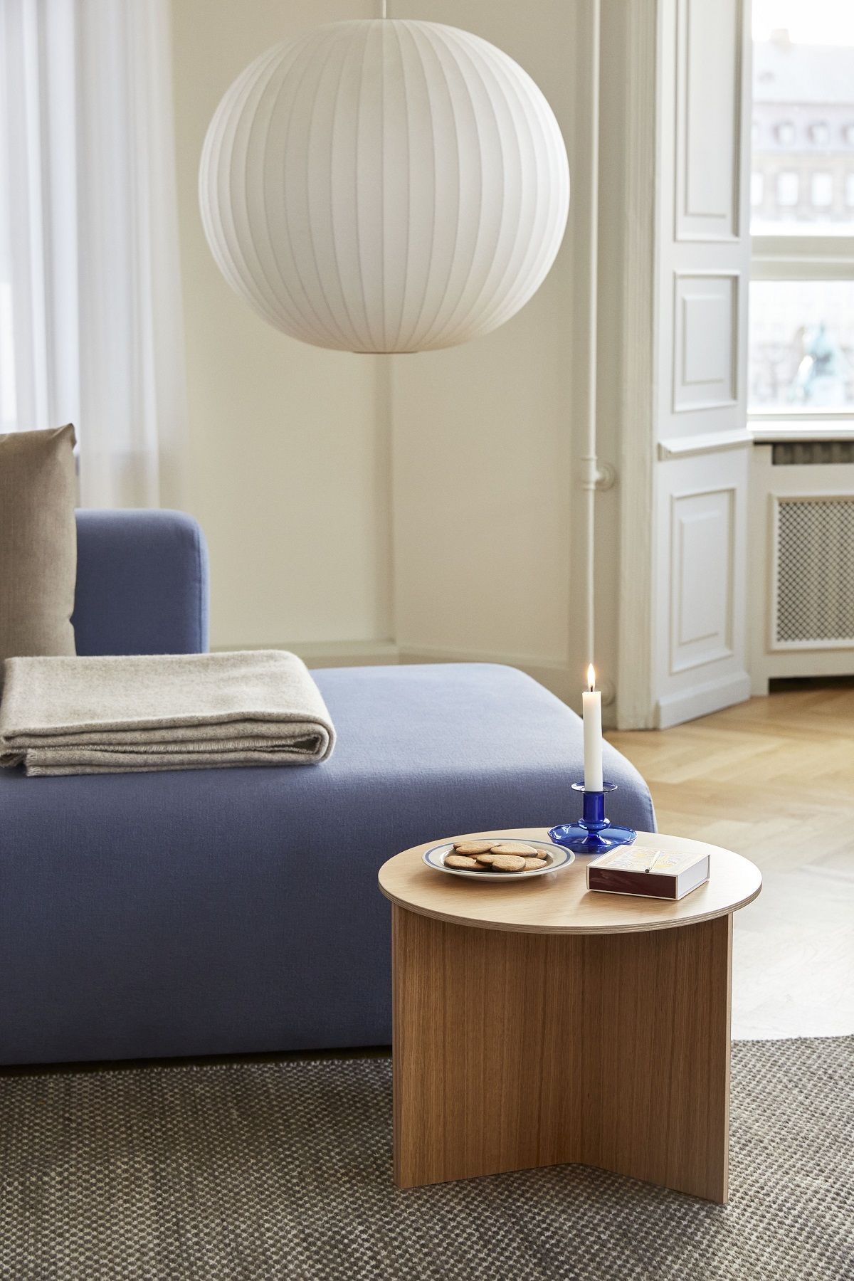 Nahaufnahme des runden Hay Slit Table Wood Beistelltisches aus Holz im Wohnzimmer.