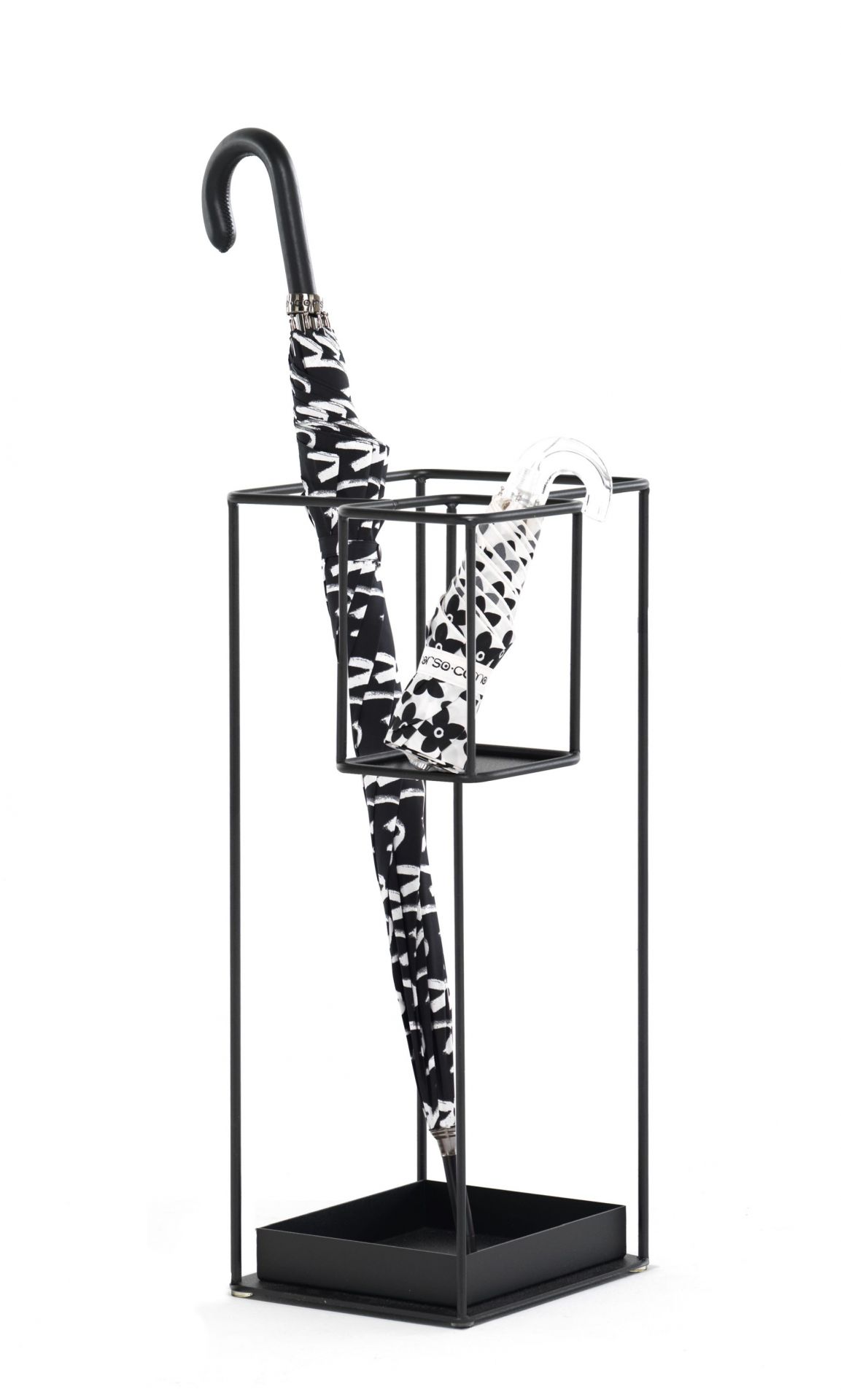 Schwarzer Mogg Schirmständer aus Metall mit zwei Schirmen in Schwarz-Weiß Muster.