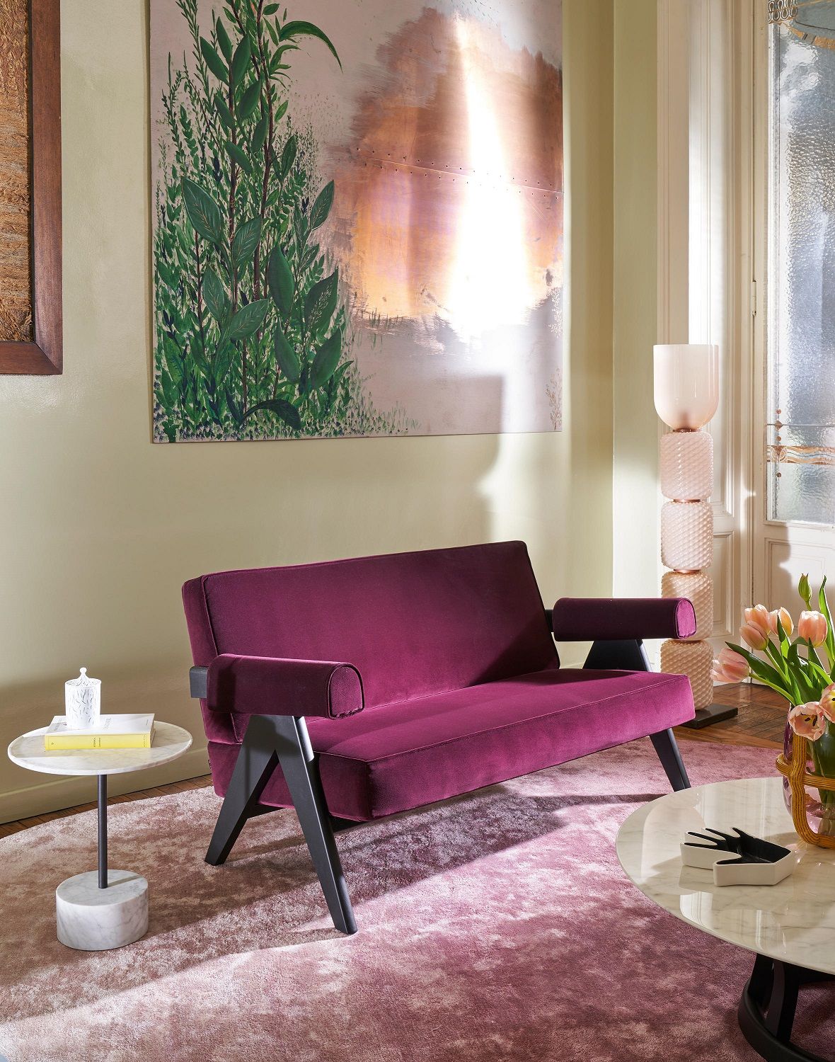 Nahaufnahme des Capitol Complex Sofas von Cassina mit purpurrotem Samtbezug und schwarzen Holzbeinen.