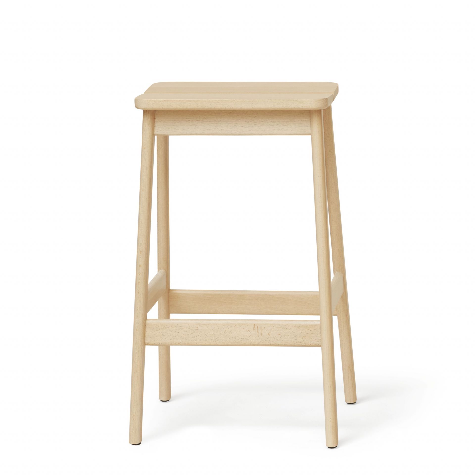 Angle Barhocker von Form & Refine, aus hellem Holz, minimalistisches Design, für Küche oder Bar.