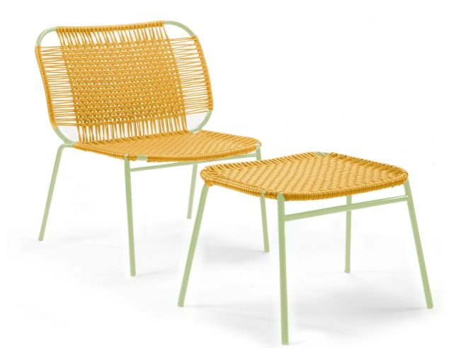 Gelber Cielo Fußhocker von ames für den Außenbereich, geflochten und mit grünem Gestell.