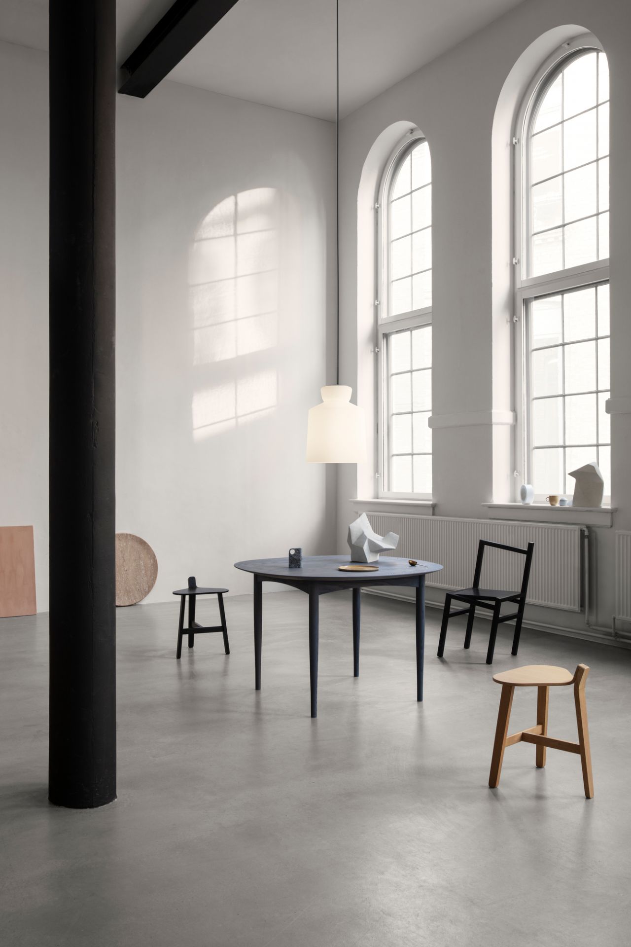 Helle SB Cinquantotto Deckenleuchte von Astep über Esstisch in modernem Raum mit Stühlen.