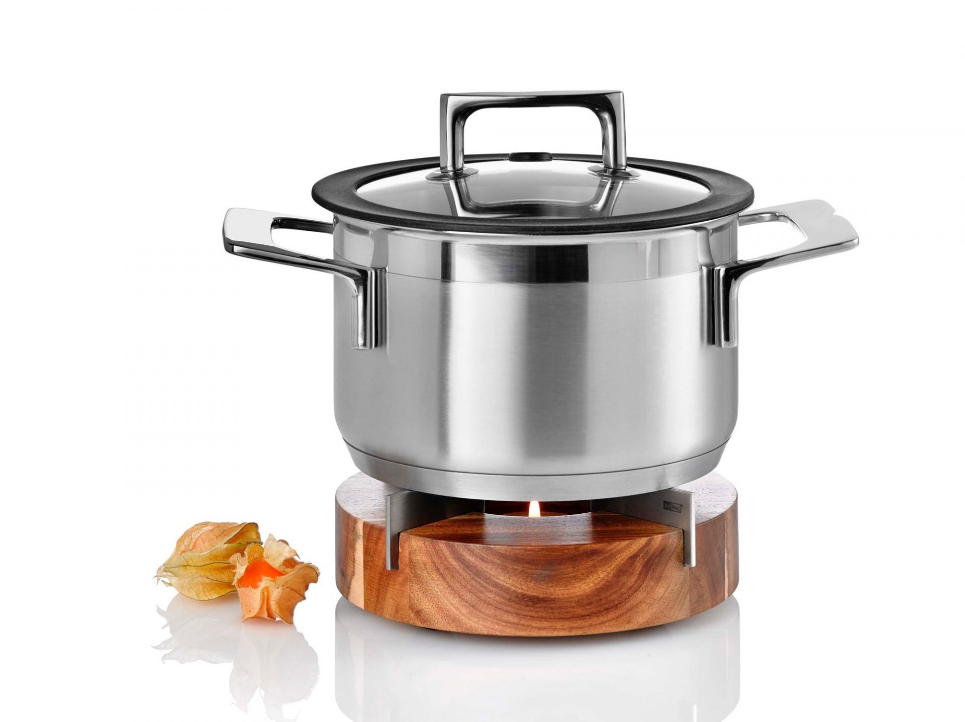 Edelstahl Topf mit Glasdeckel auf Holz Stövchen von AdHoc zum Warmhalten von Speisen.