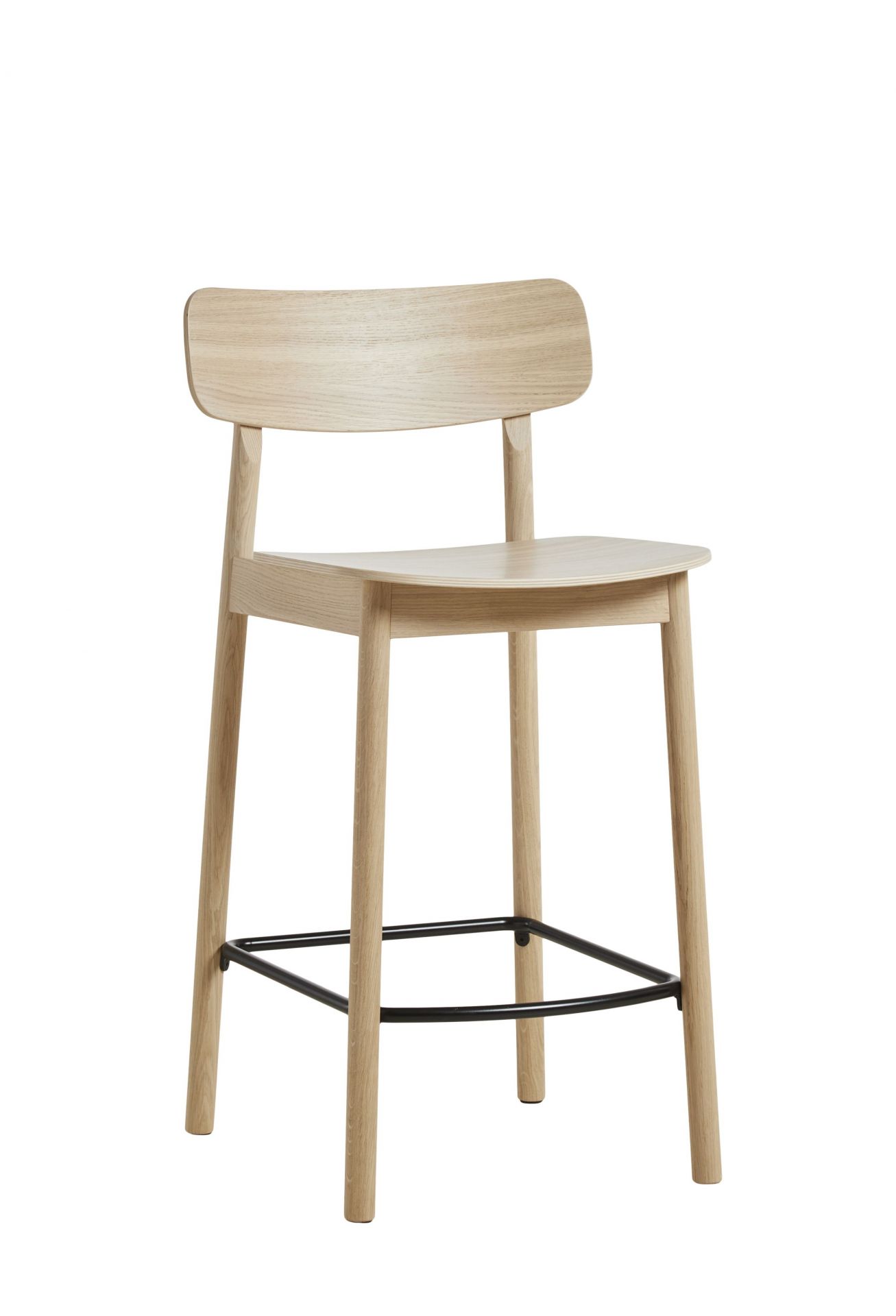Soma Thekenstuhl von Woud: Moderner Barhocker aus Eiche, weiß pigmentiert, mit schwarzer Fußstütze.
