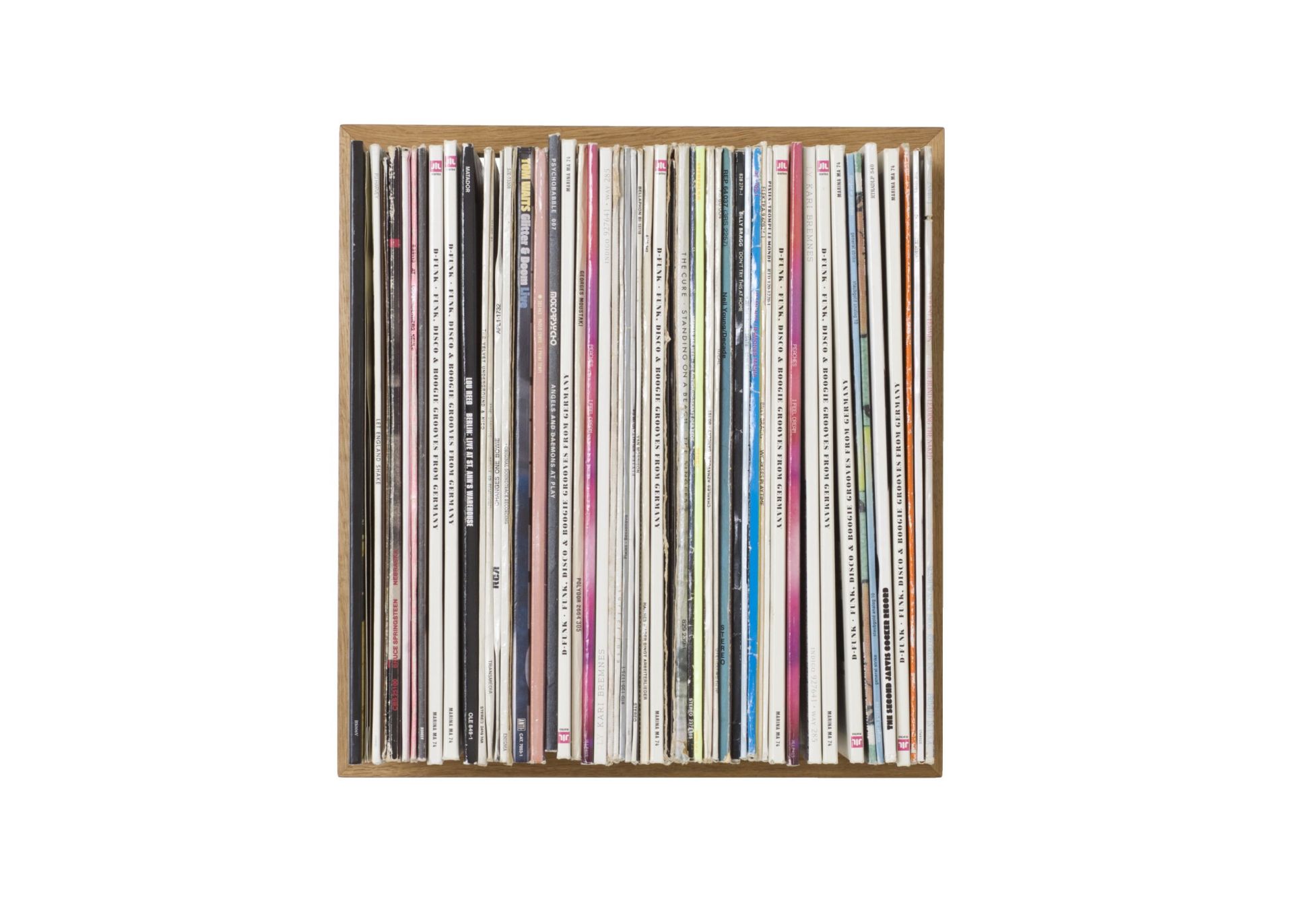 Vinyl Schallplattenregal "das kleine b" aus Holz, gefüllt mit diversen Schallplatten und Musikalben.