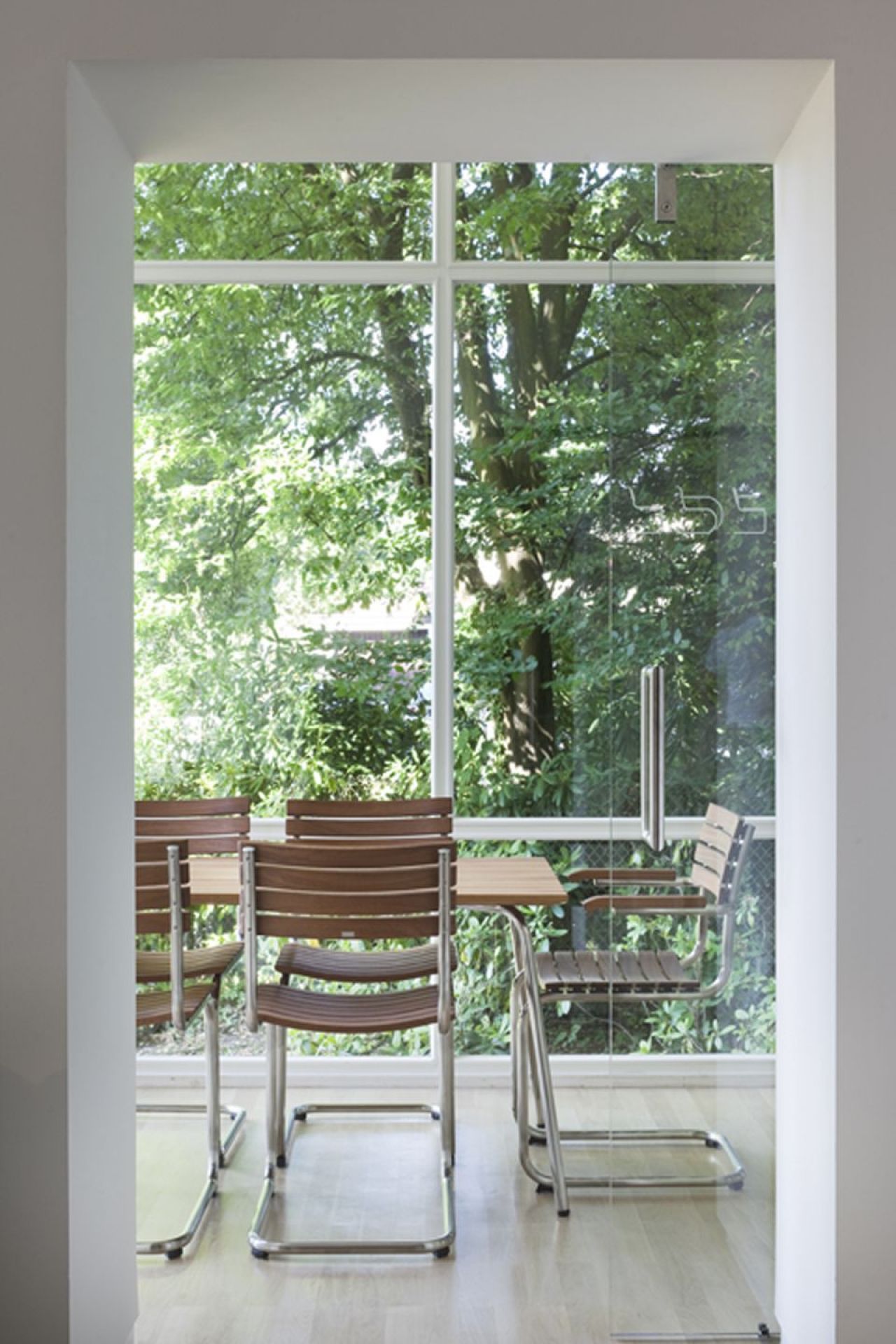 S 40 Freischwinger Gartenstuhl von Thonet: Holz und Stahl, ideal für Terrasse und Garten.