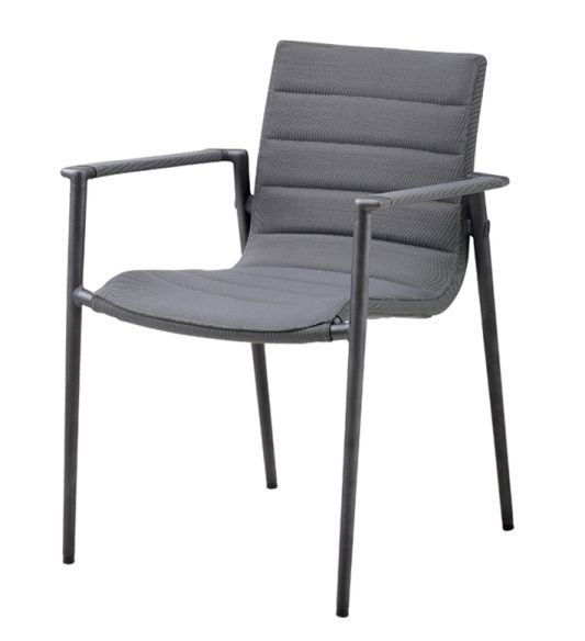 Grauer Core Outdoor Stuhl AirTouch von Cane-Line mit Armlehnen, ideal für Garten und Terrasse.
