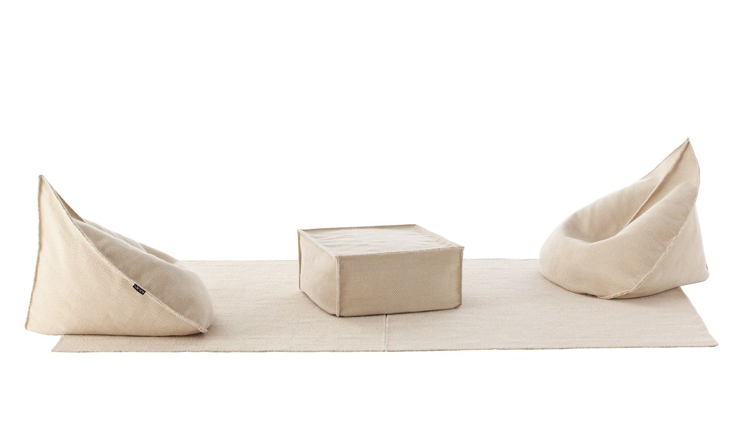 Beige Sail Pouf Sitzsäcke und Hocker auf einem Teppich, moderne Wohnzimmer Möbel im minimalistischen Stil.