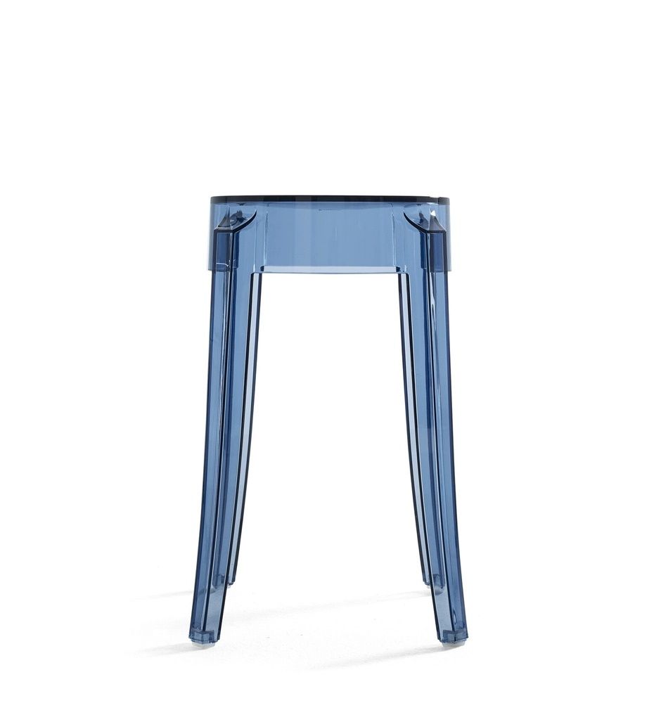 Blauer Charles Ghost Hocker von Kartell, moderner Design Hocker aus transparentem Kunststoff.