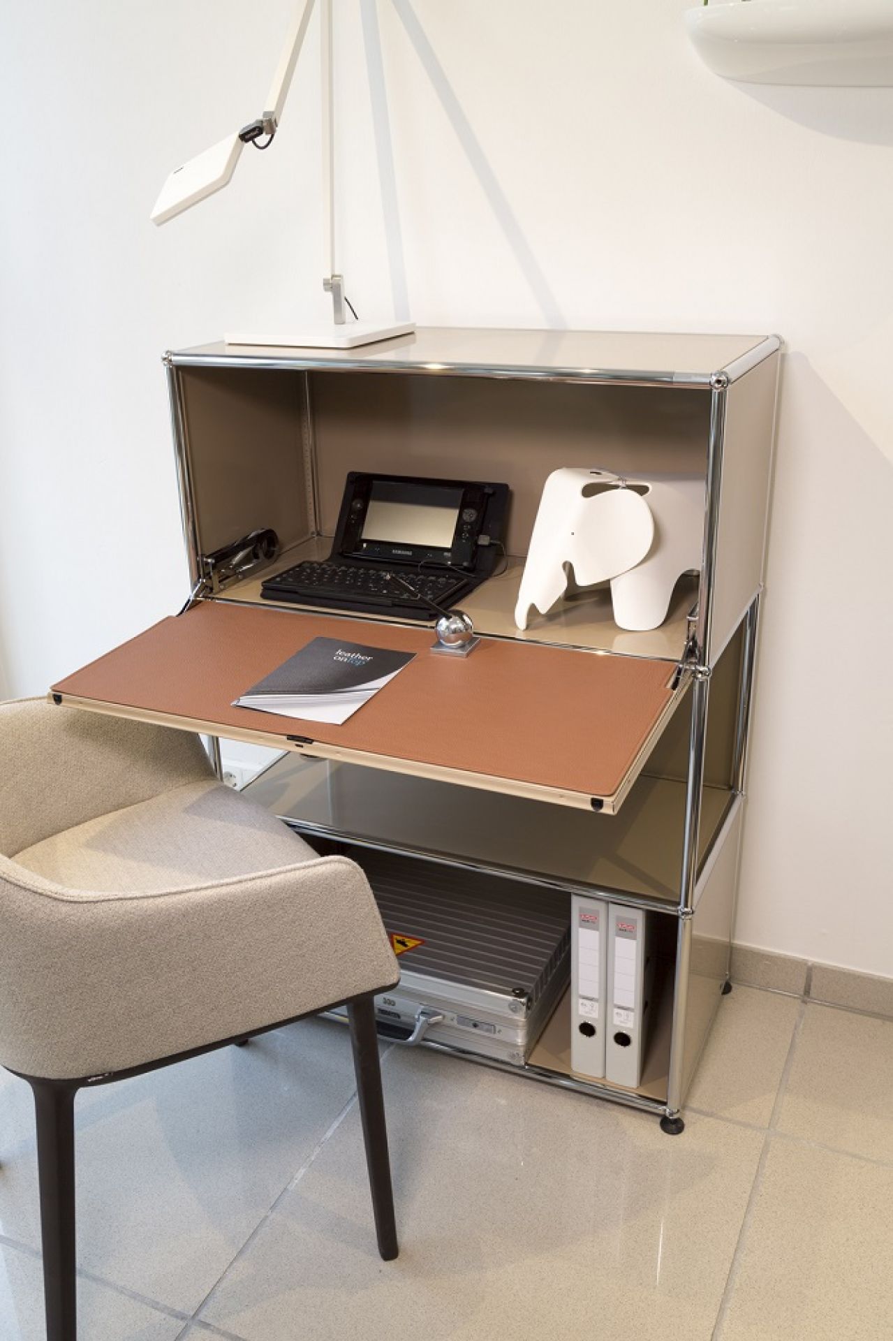 USM Schreibtisch mit Cognac-farbener Lederauflage (75x35 cm) für stilvolles Arbeiten. Hochwertige Lederoberfläche für USM Möbel.