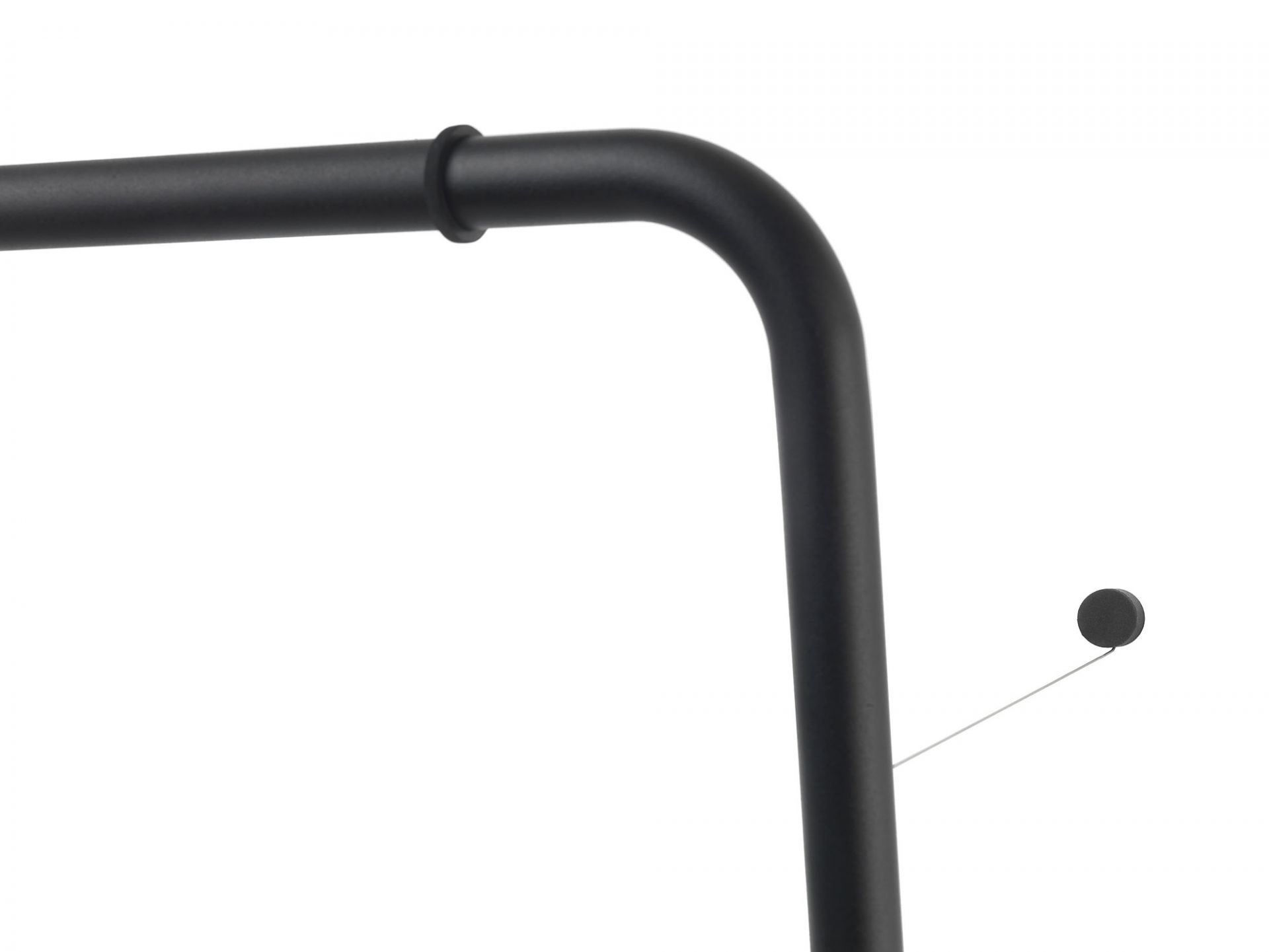 Detailaufnahme der Curve Wandgarderobe von Schönbuch in Schwarz, Fokus auf die gebogene Form.