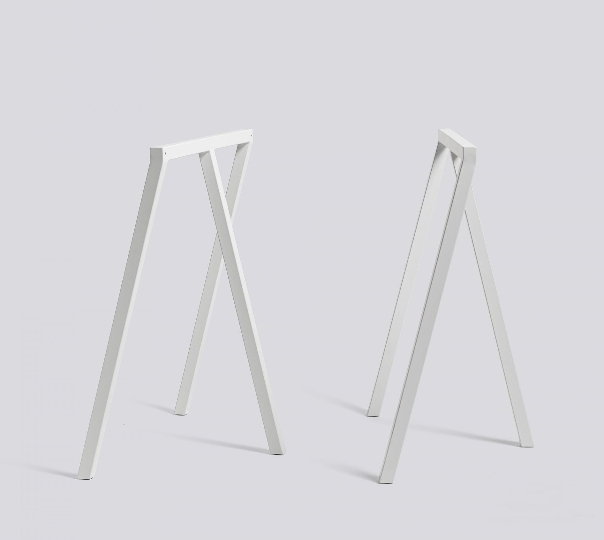 Zwei weiße Loop Stand Frame Böcke von Hay, ideal als Tischgestell oder Schreibtischuntergestell.