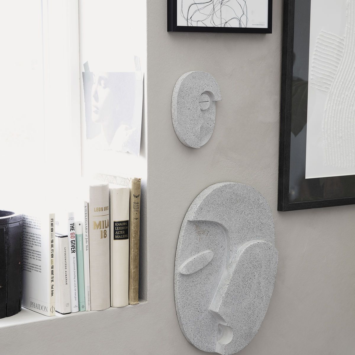 Graues Wall Art Face Wandobjekt von House Doctor, abstrakte Gesichts-Skulptur als moderne Wanddekoration.