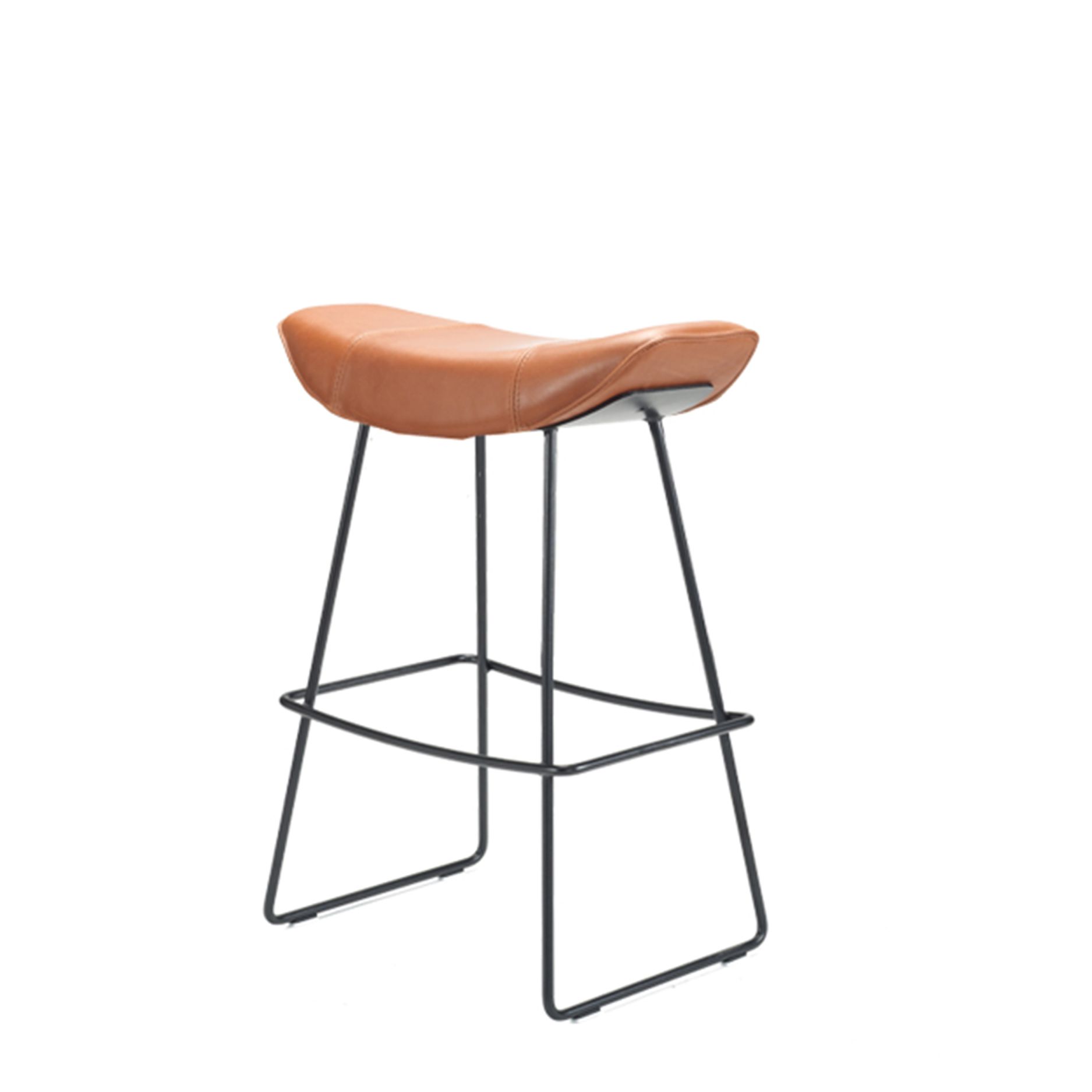 Kya Küchenhocker von Freifrau Manufaktur mit braunem Ledersitz und schwarzem Metallgestell. Moderner Barhocker.