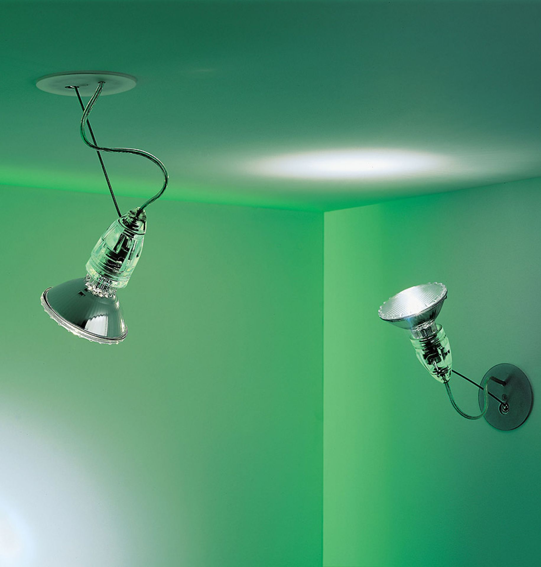 Spock Deckenleuchte von Ingo Maurer: Zwei flexible Strahler, einer an Decke, einer an Wand.