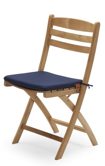 Selandia Stuhlkissen: Blaues Sitzkissen auf einem Holzstuhl für den Außenbereich.