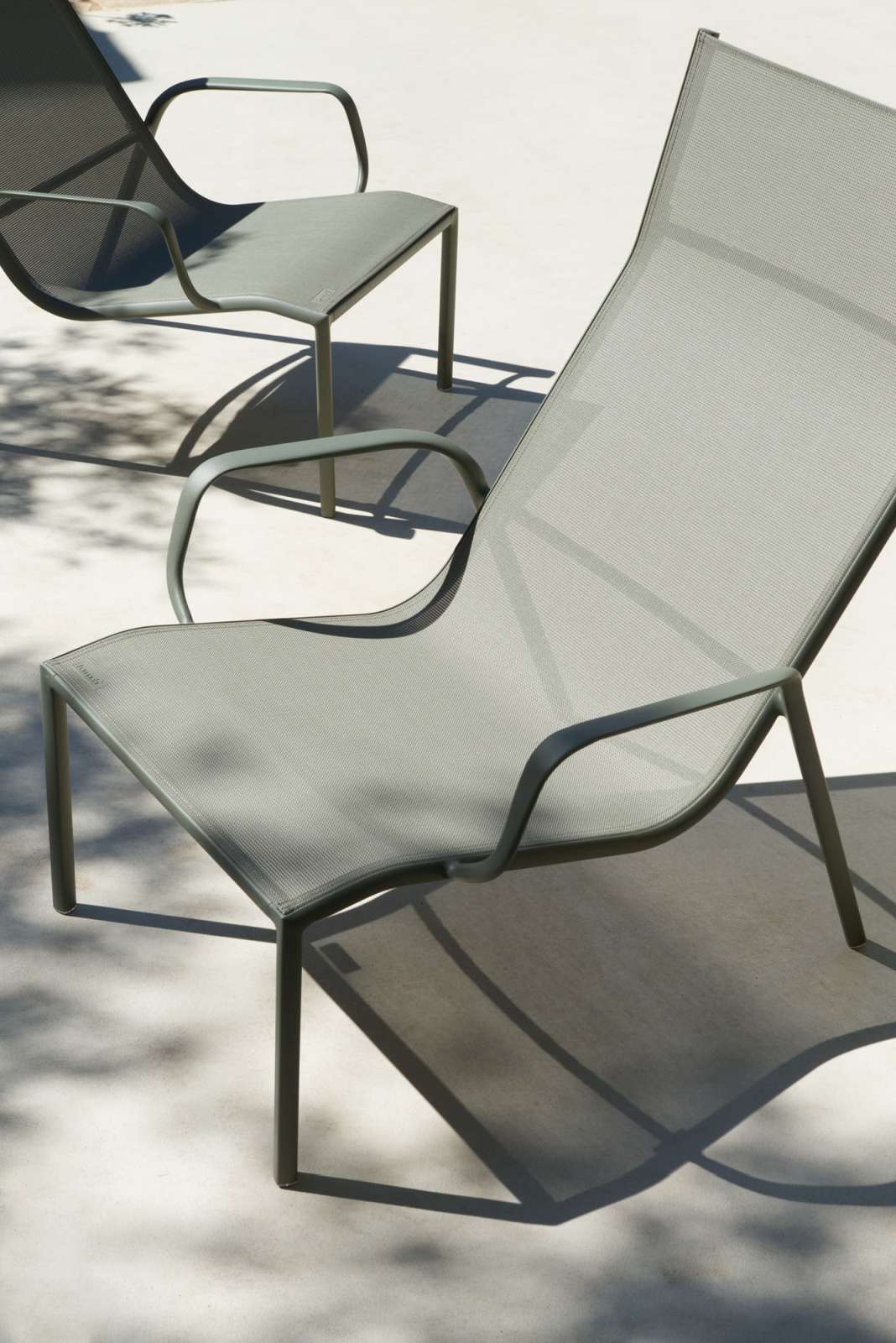 Nahaufnahme eines grauen Cadiz Lounge Sessels von Fermob für den Außenbereich. Gartenmöbel aus Metall.