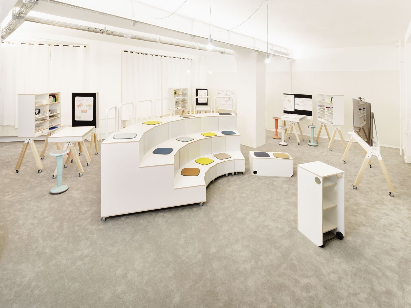 Helles Büro mit Interstuhl Medienwand, What if We Fly Taskboards, Whiteboards und flexiblen Möbeln für kollaboratives Arbeiten.