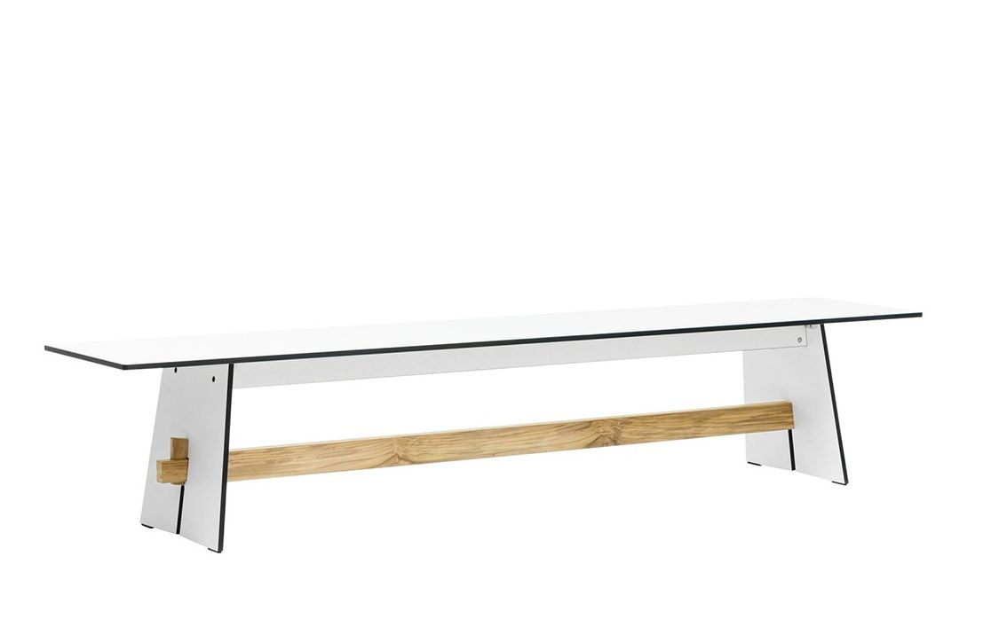Weiße Conmoto Tension Outdoor Bank mit anthrazitfarbenen Wangen und Holzverbindung, minimalistisches Design für Garten und Terrasse.