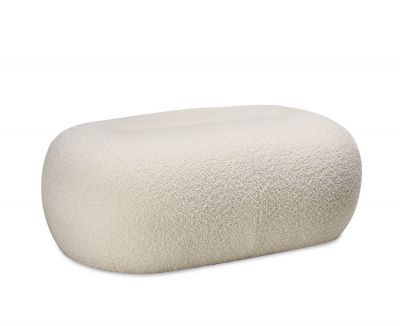 Nana Pouf Hocker von Freifrau Manufaktur, cremefarben, gepolstert und mit weichem Stoff bezogen.