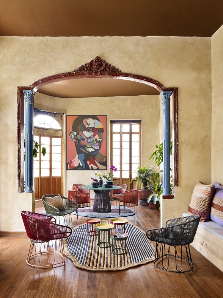 Caribe Chic Dining Chair: Outdoor Stuhl in Schwarz, Rot und Moosgrün im Wohnzimmer.