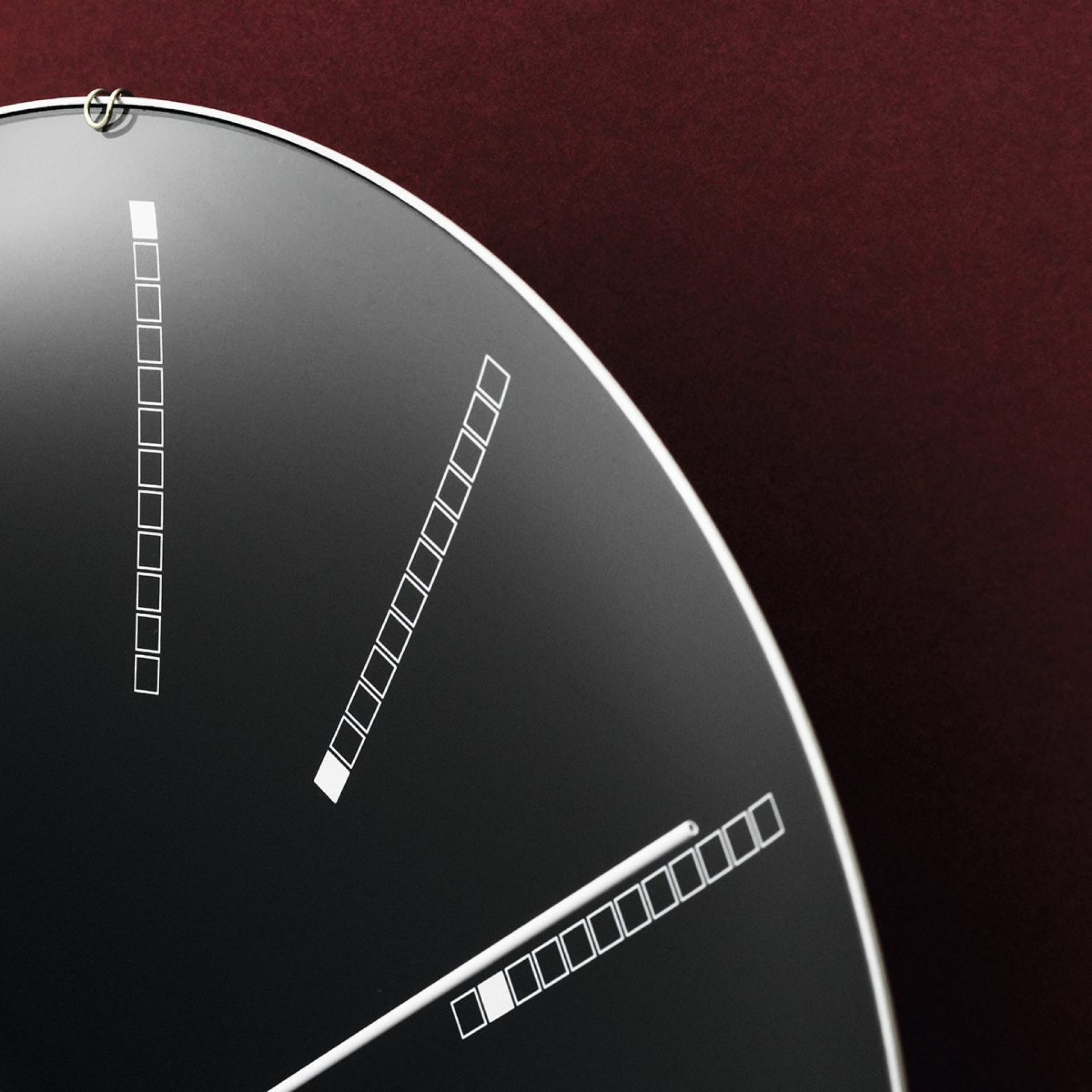 Detailaufnahme der Bankers Wanduhr von Rosendahl Timepieces, modernes Design mit schwarzen Zifferblatt und weißen Markierungen.