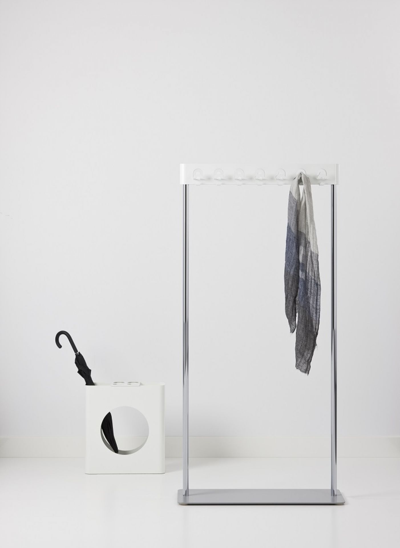 Flow I Schirmständer von Cascando mit Schirm und Schal, Garderobenständer für Büro und Zuhause.
