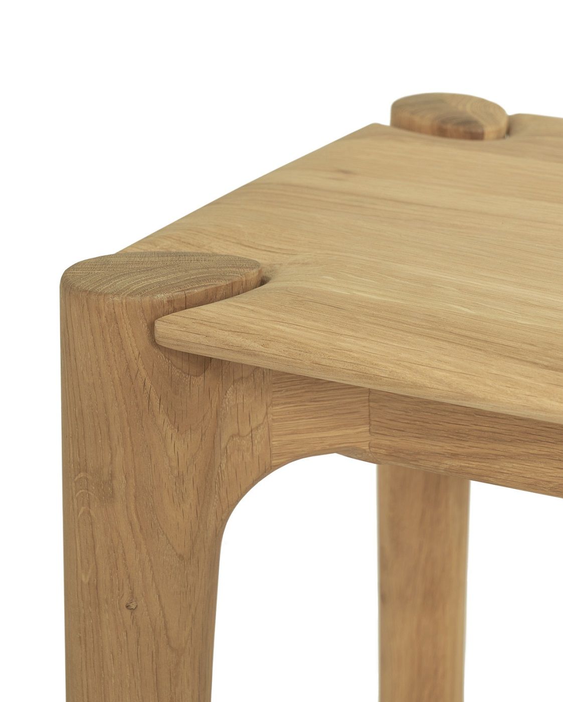 Detailansicht der Ethnicraft PI Bank aus geölter Eiche, modernes Design, hochwertige Verarbeitung.