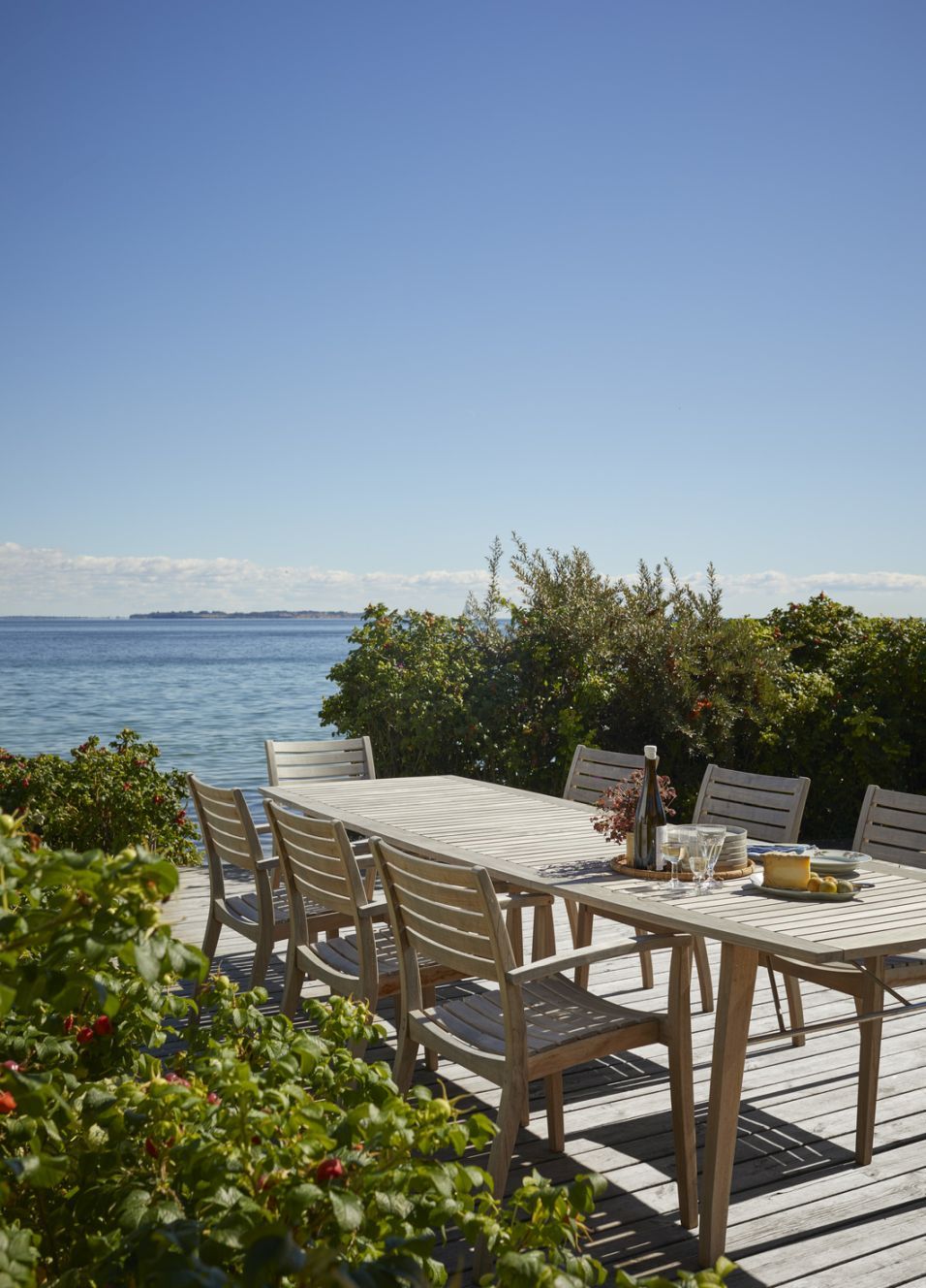 Ballare Chair von Skagerak: Gartenmöbel Set mit Esstisch und Stühlen aus Holz im Freien.