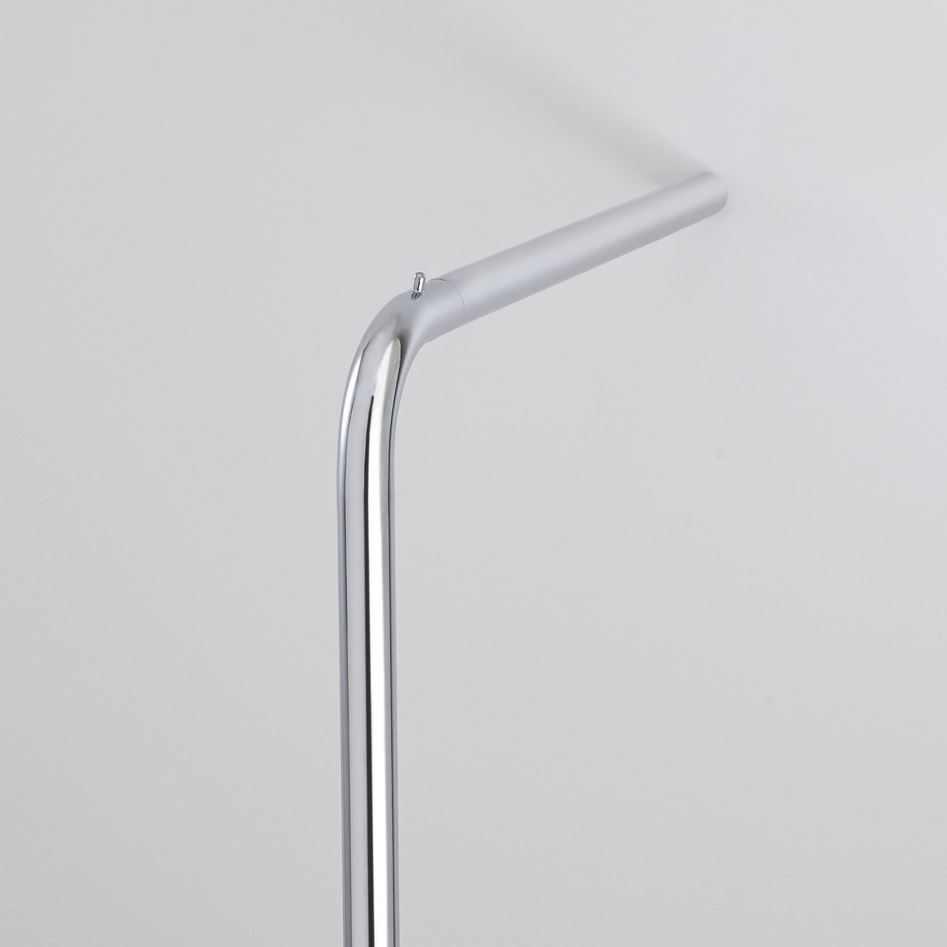 Detailaufnahme der Sam Anlehngarderobe von Mox, eine moderne Garderobe aus verchromtem Stahl.