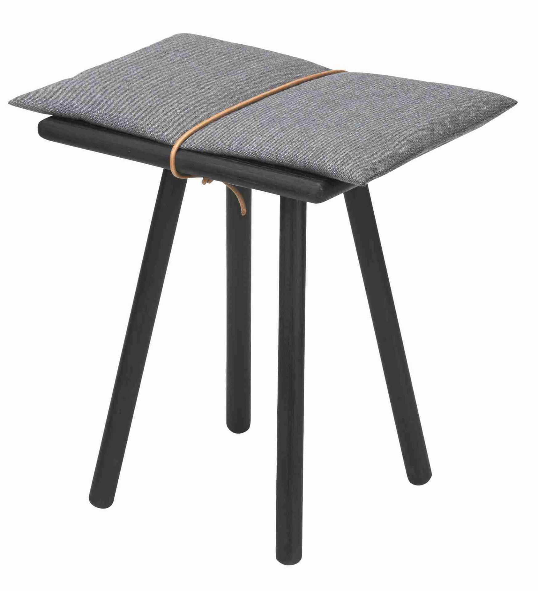 Georg Hocker von Skagerak: Schwarzer Eichenhocker mit grauem Kissen und Lederband. Moderner Sitzhocker.